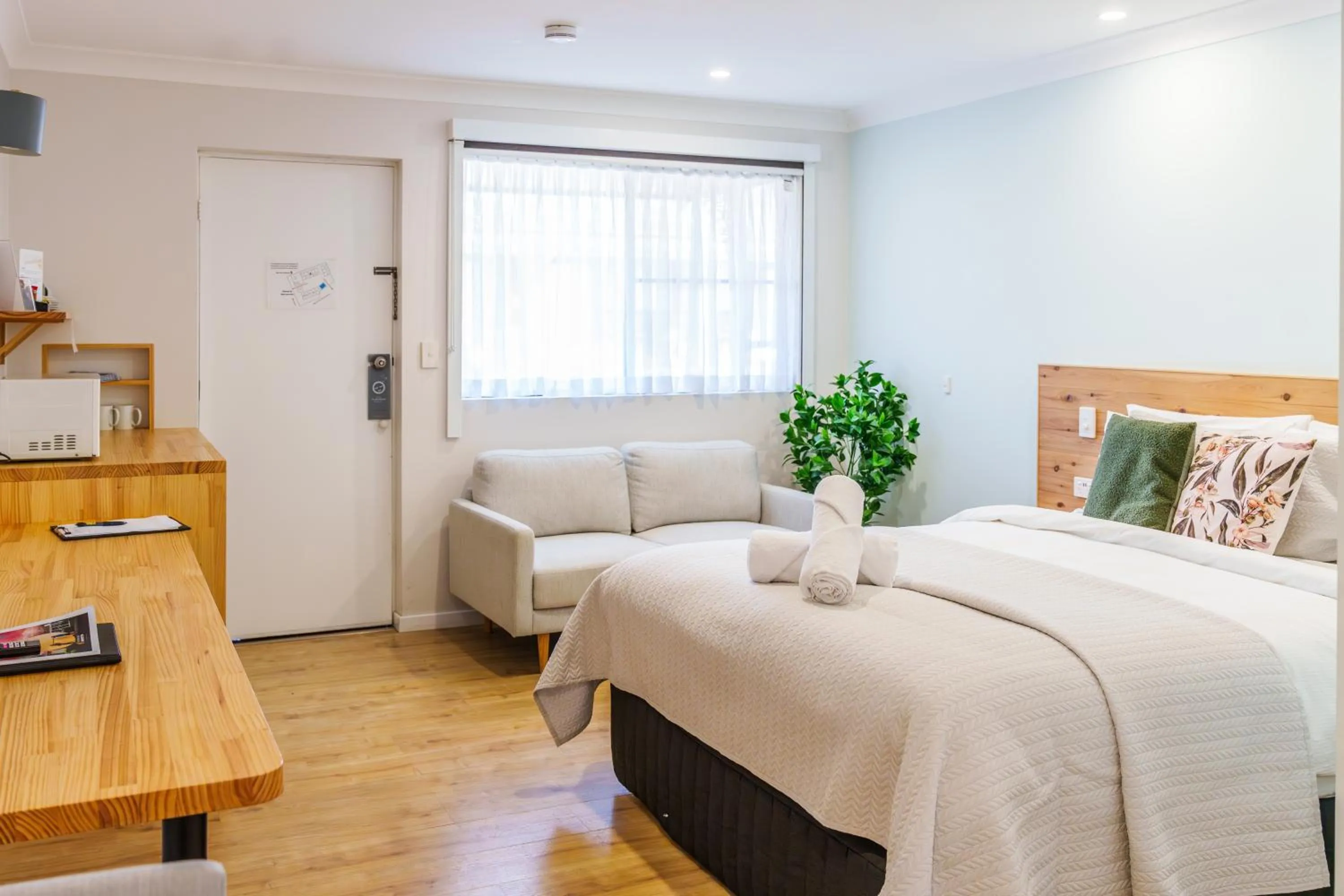 Photo of the whole room, Bed in Roydons Motor Inn