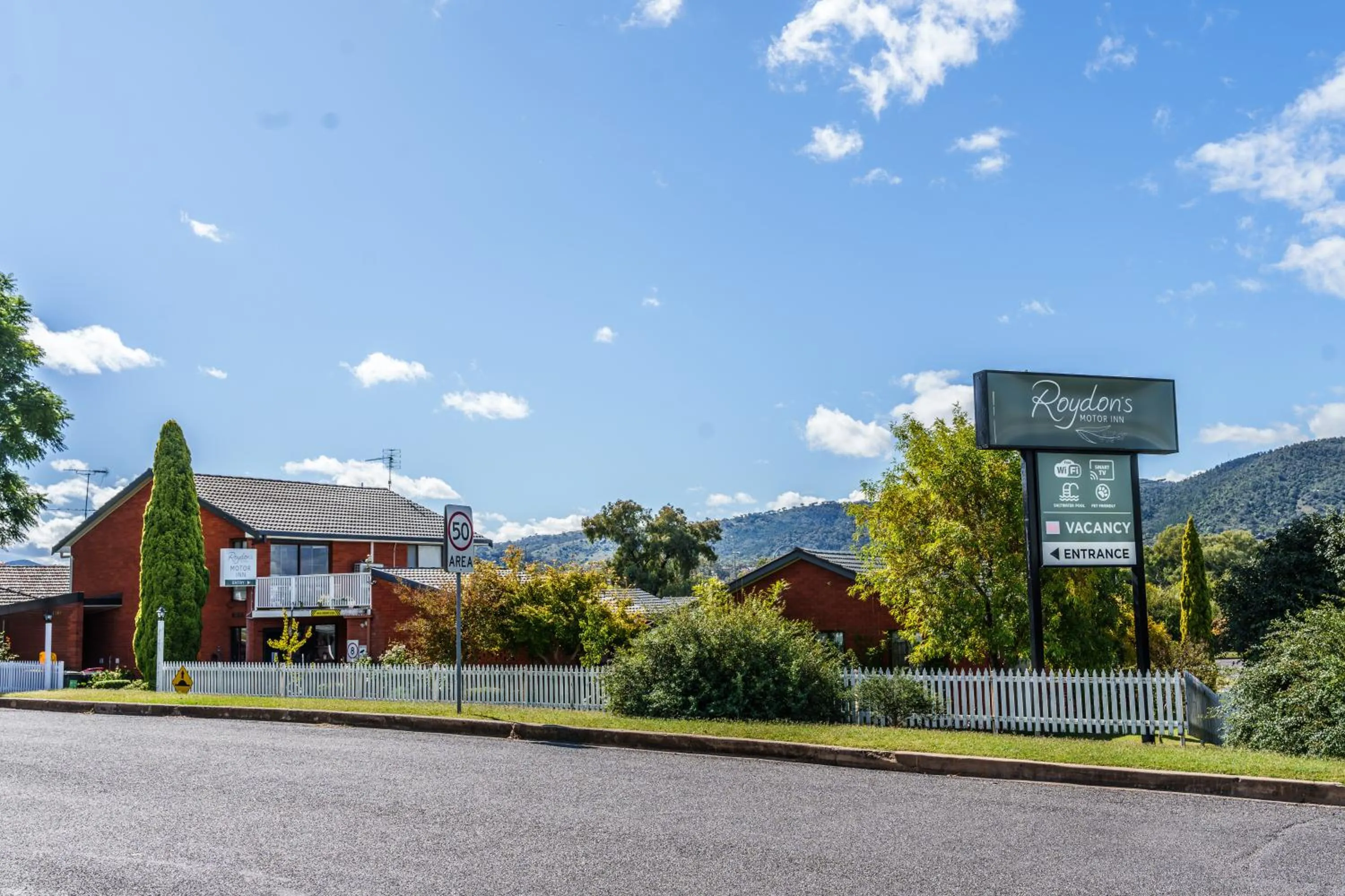 Property building in Roydons Motor Inn