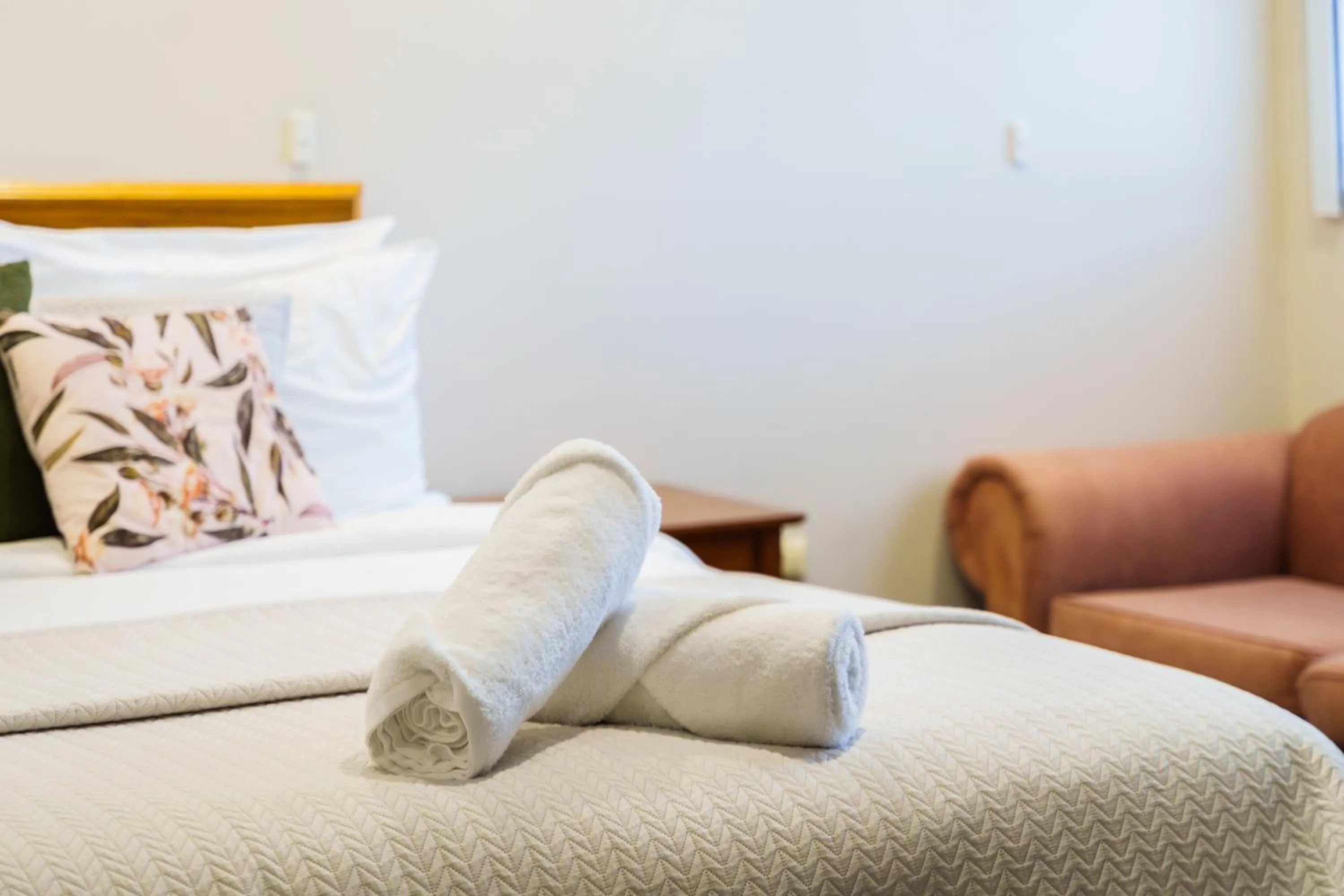 Bedroom, Bed in Roydons Motor Inn