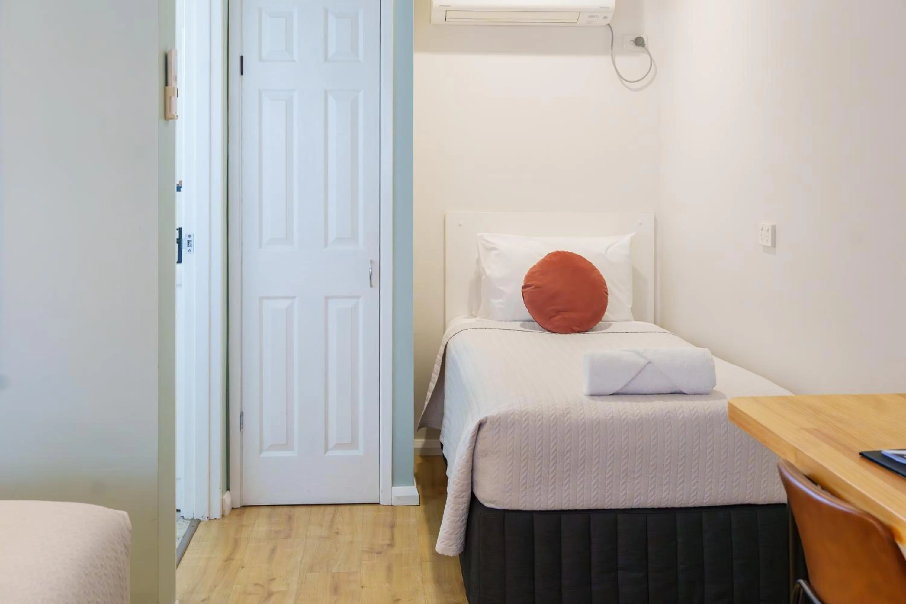 Bed in Roydons Motor Inn