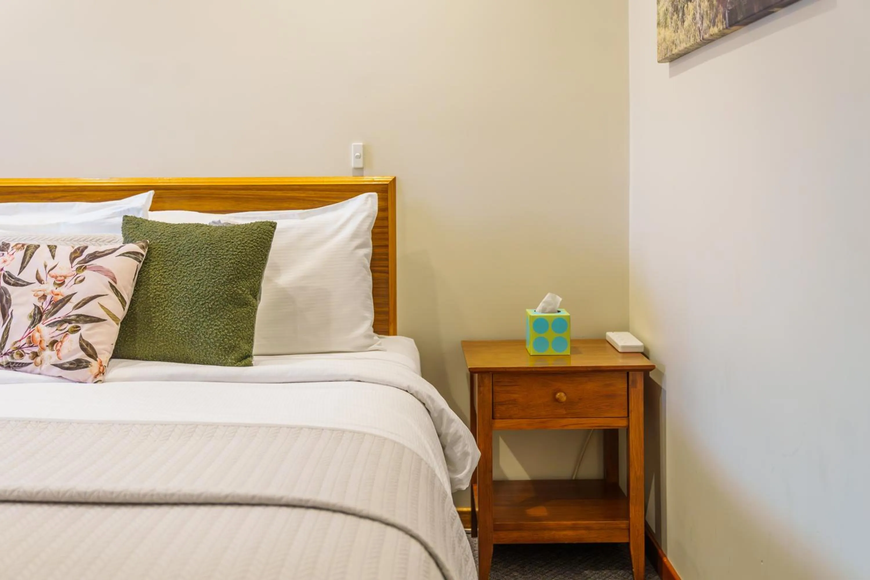 Bed in Roydons Motor Inn