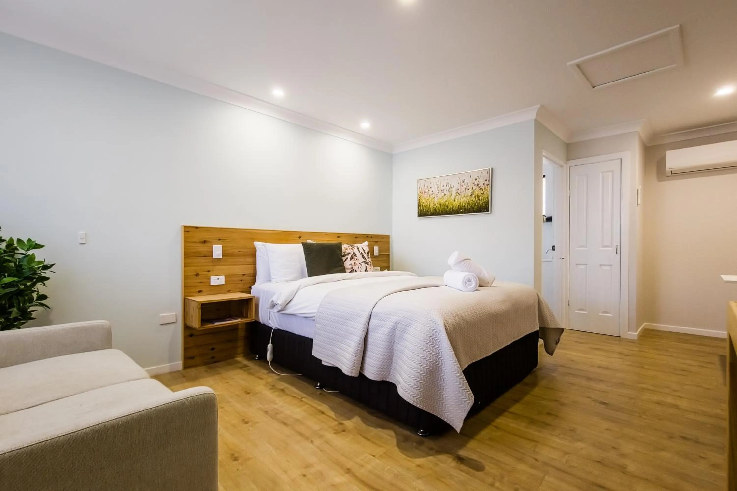 Bedroom, Bed in Roydons Motor Inn