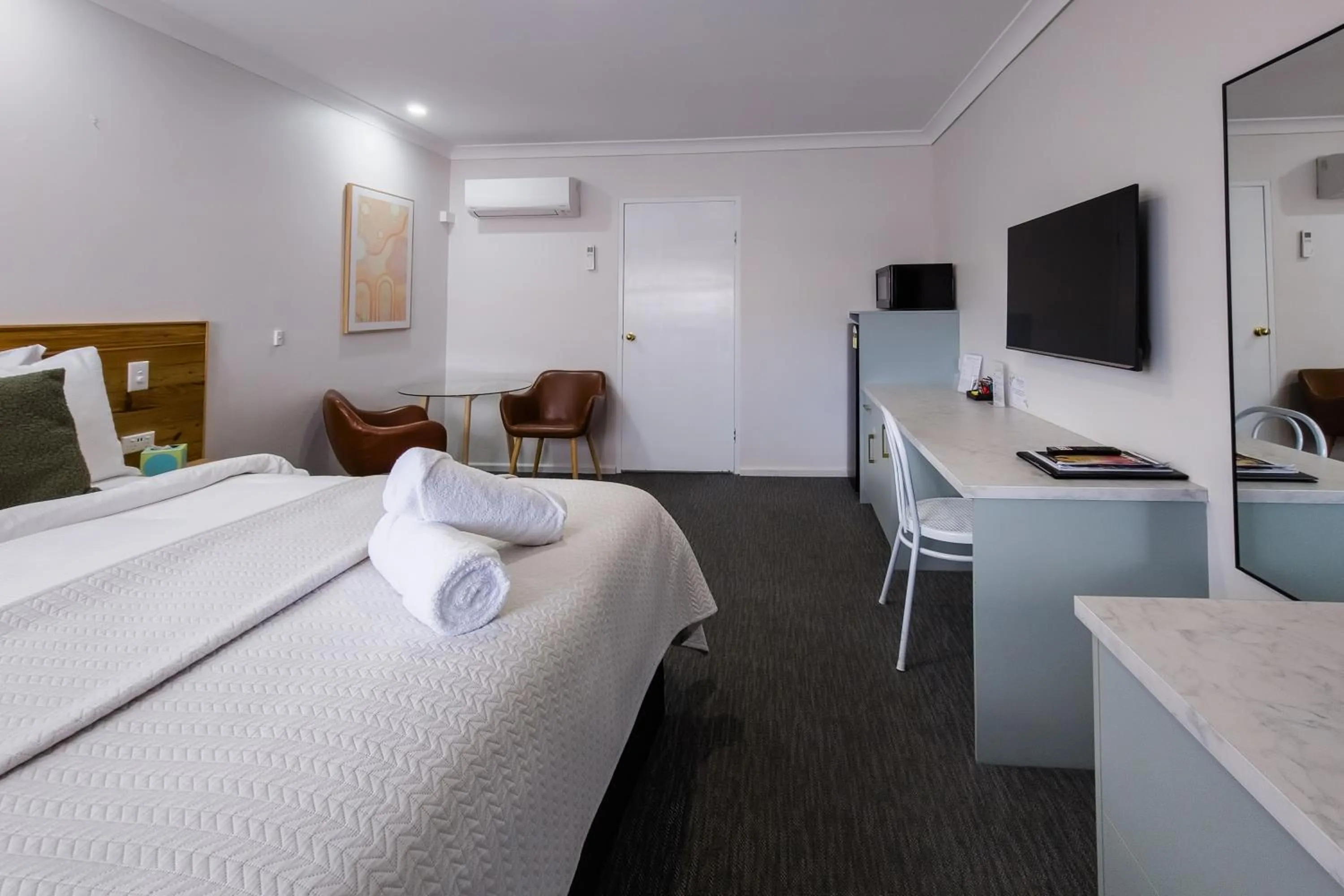 Bedroom, Bed in Roydons Motor Inn