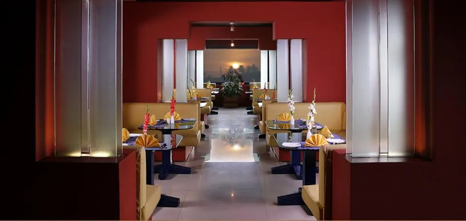 Restaurant/places to eat in CLUB7 HOTEL