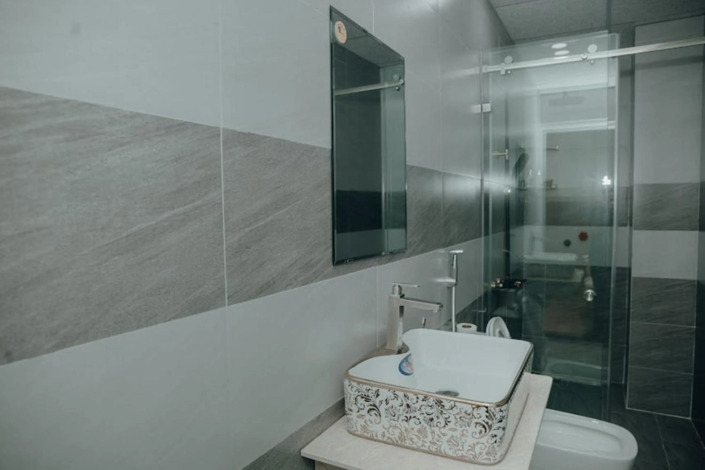 Shower in Paris Hotel Bình Thuận