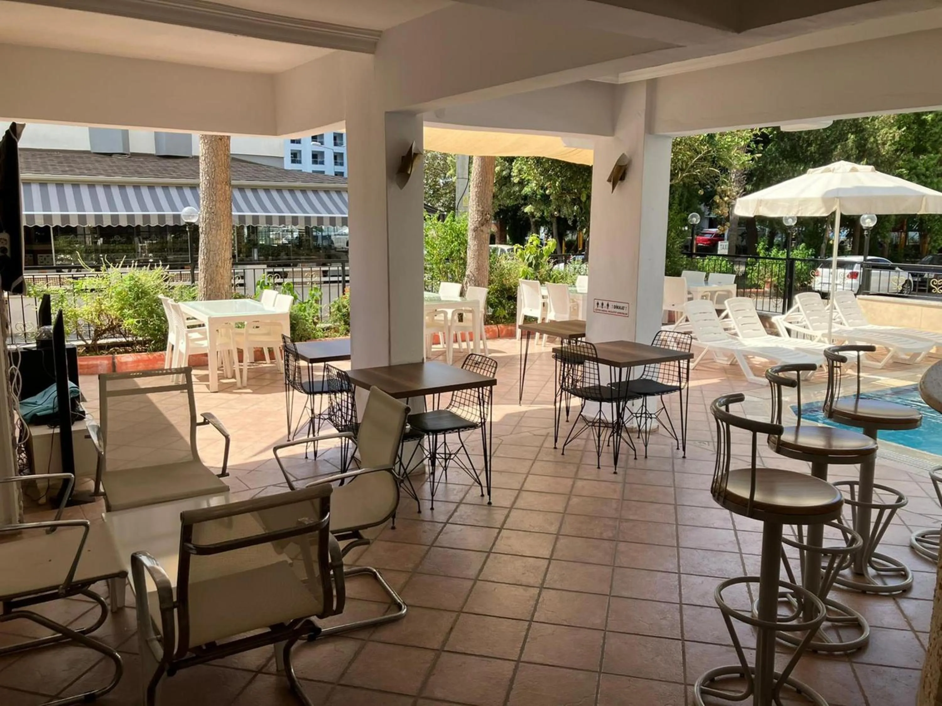 Restaurant/places to eat in Christina Apart Otel