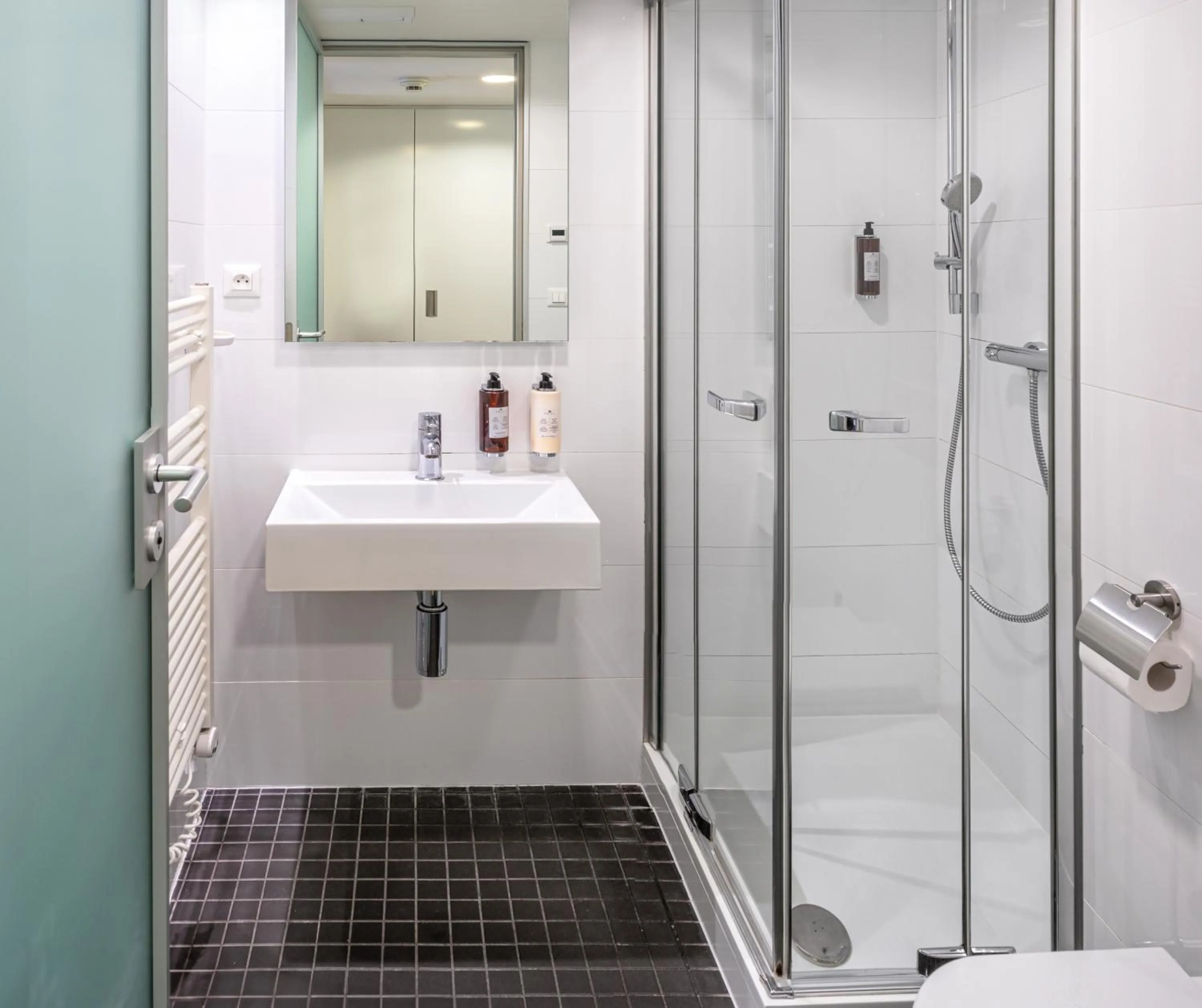 Bathroom in VN3 Terraces Suites by Adrez