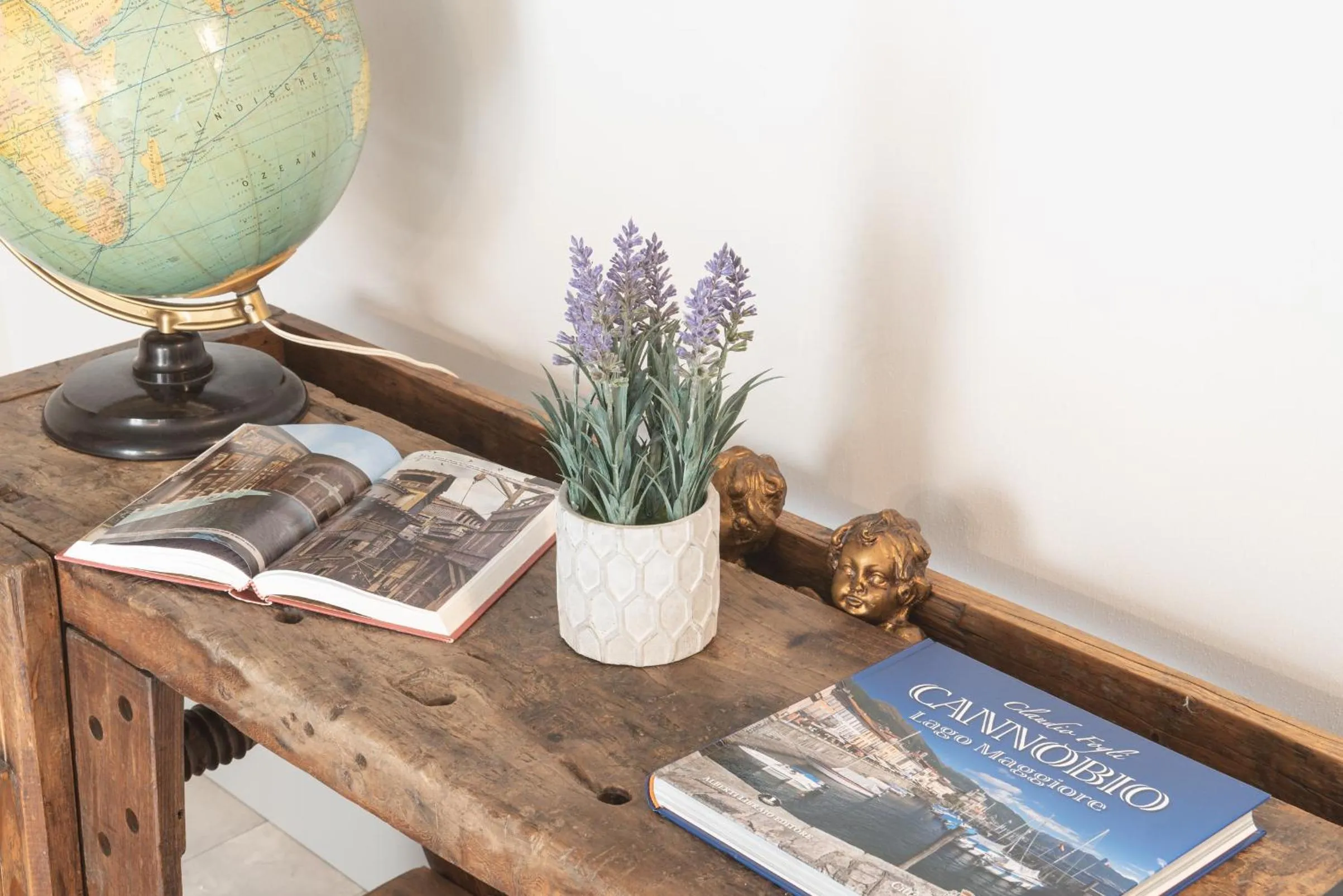 Communal lounge/ TV room in Antico Borgo B&B Cannobio