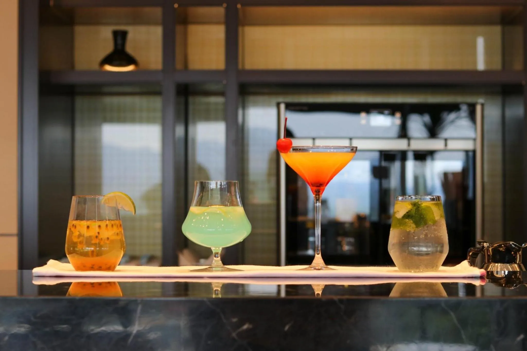 Lounge or bar in Crowne Plaza Hangzhou Science City by IHG