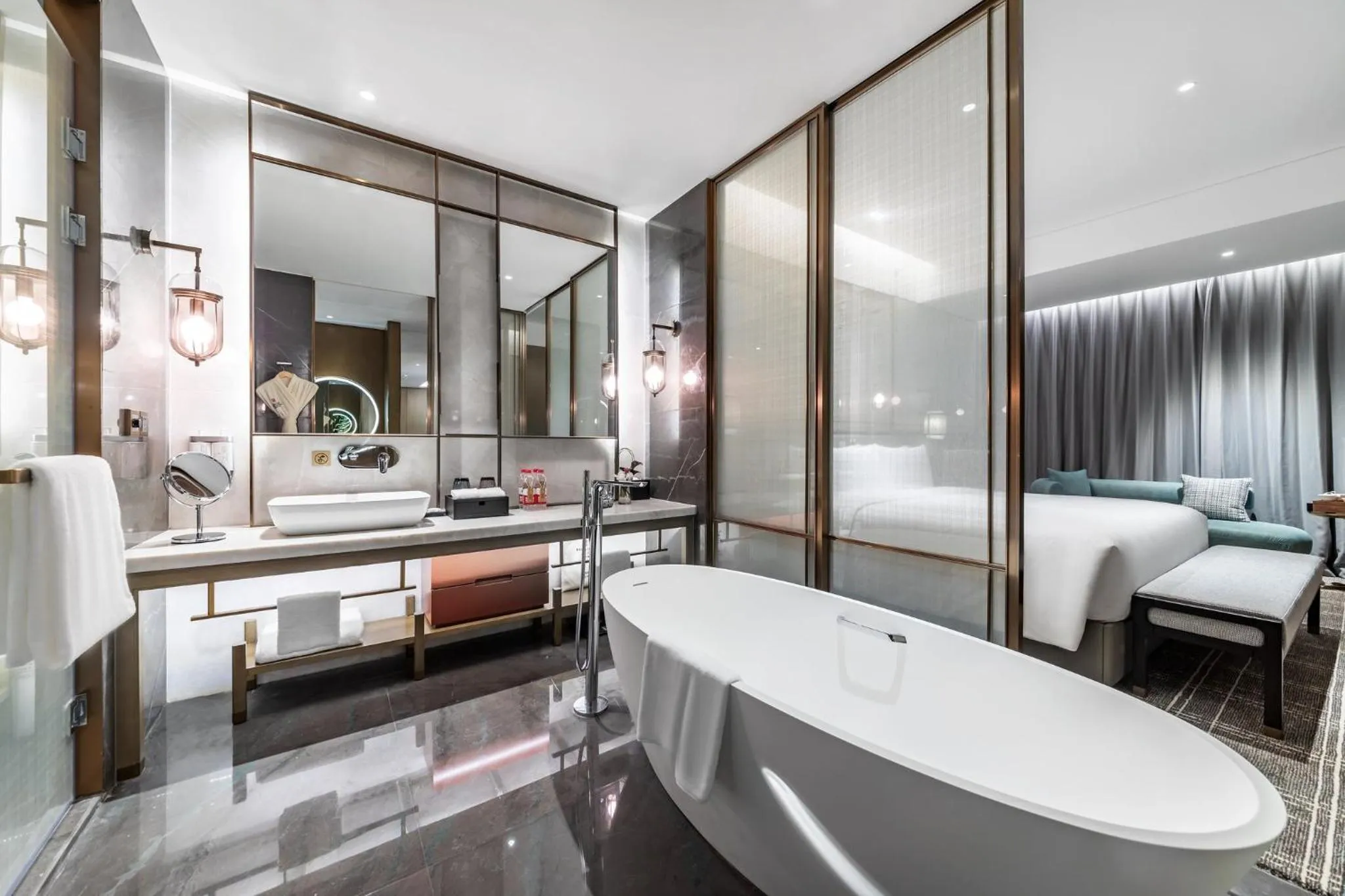 Photo of the whole room, Bed in HUALUXE Xi'an Chanba by IHG-西安浐灞华邑酒店-Near Xi'an International Convention Exhibition Center and Shopping mall and The Romantic show of Xi'an-Free Luggage Storage-English Service