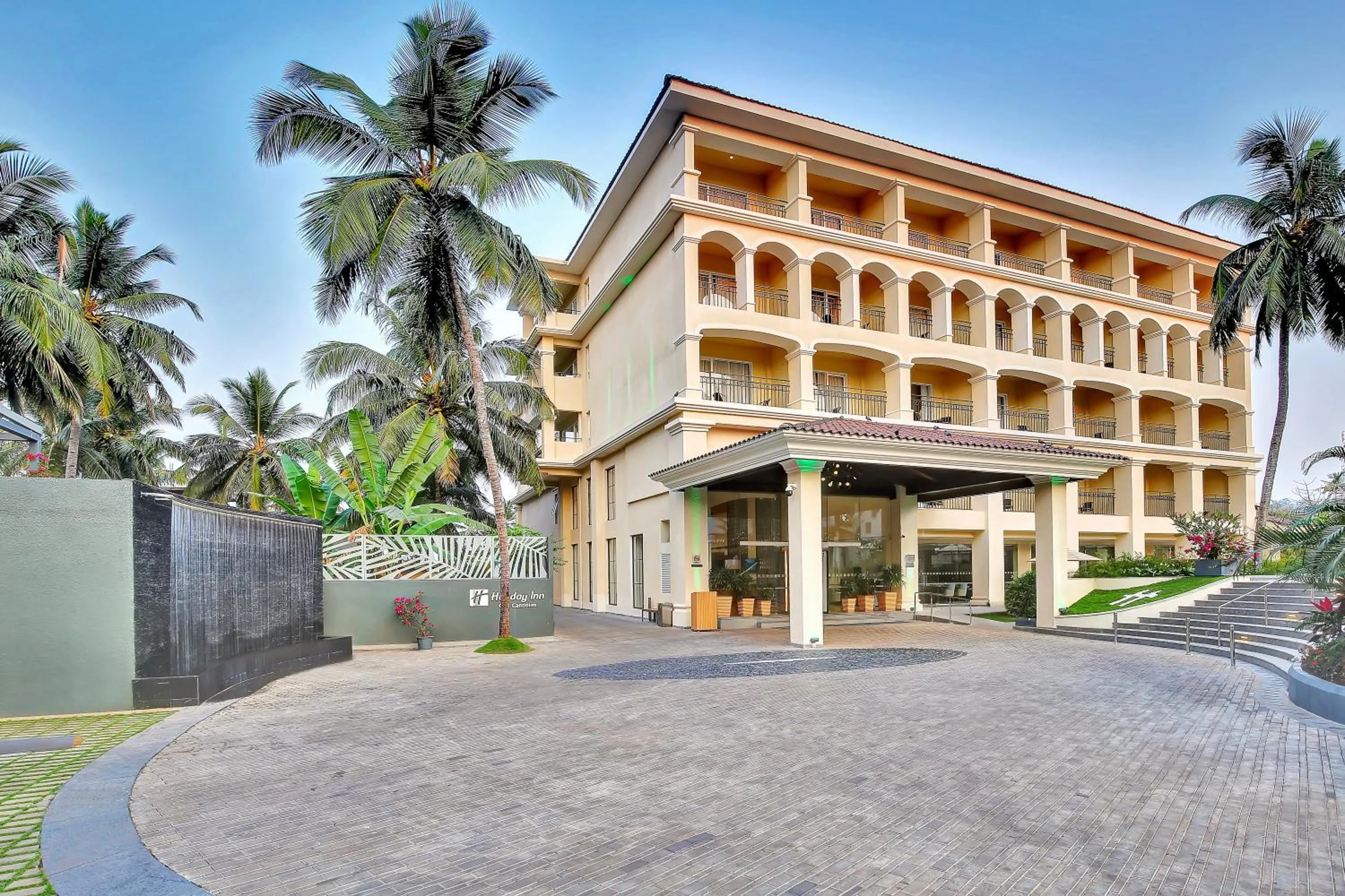Property building in Holiday Inn Goa Candolim