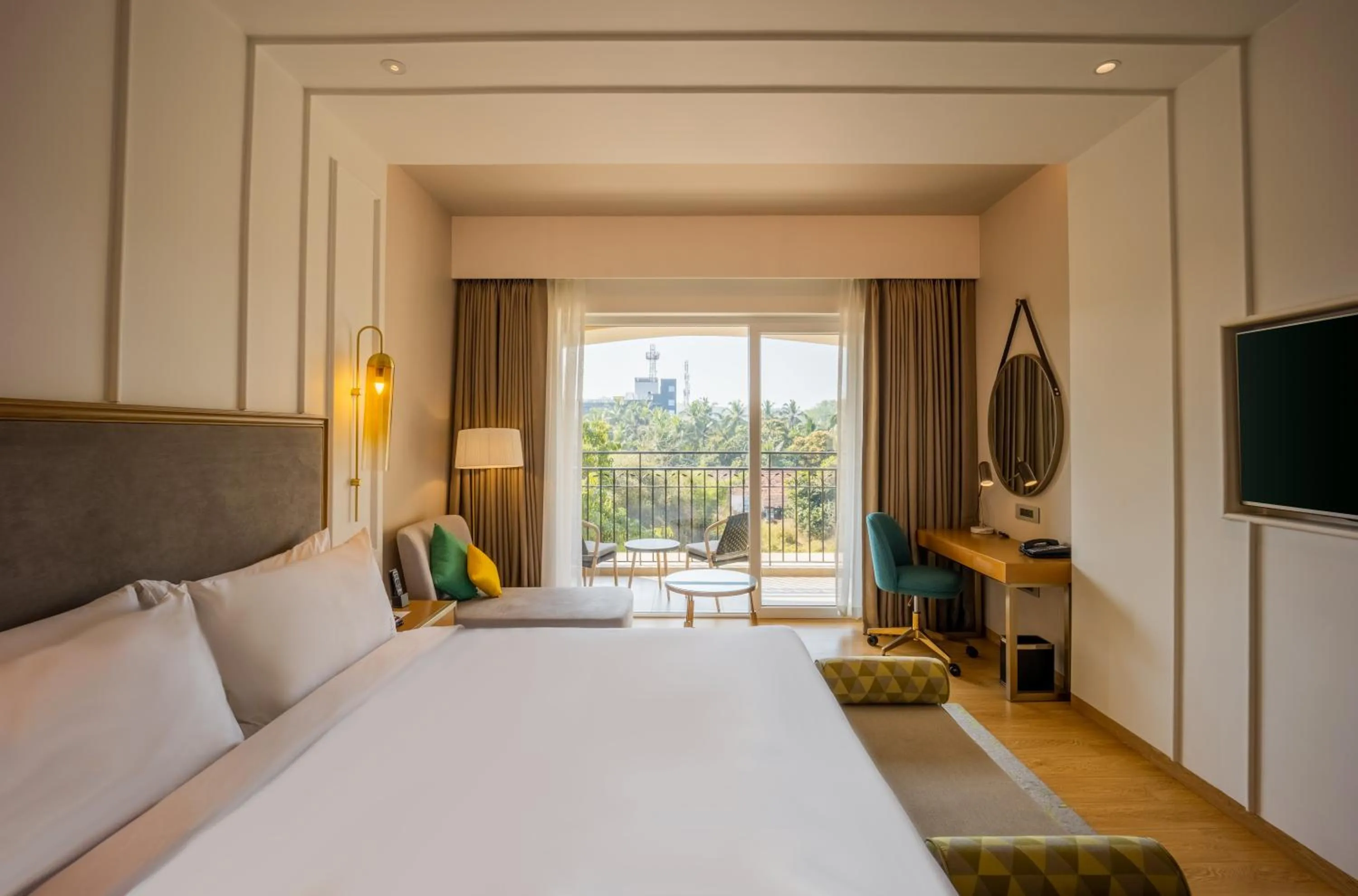 Photo of the whole room, Bed in Holiday Inn Goa Candolim