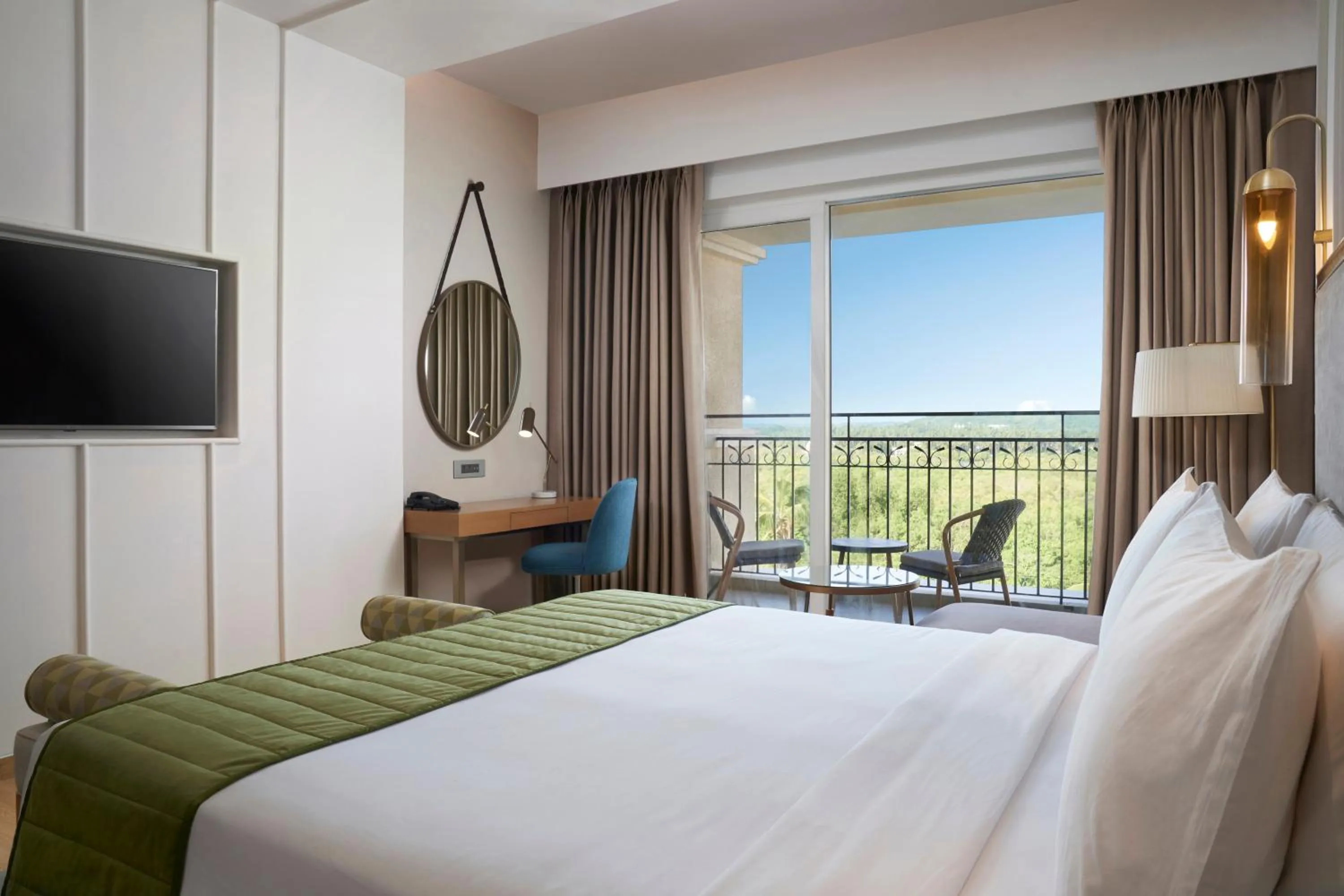 Photo of the whole room, Bed in Holiday Inn Goa Candolim