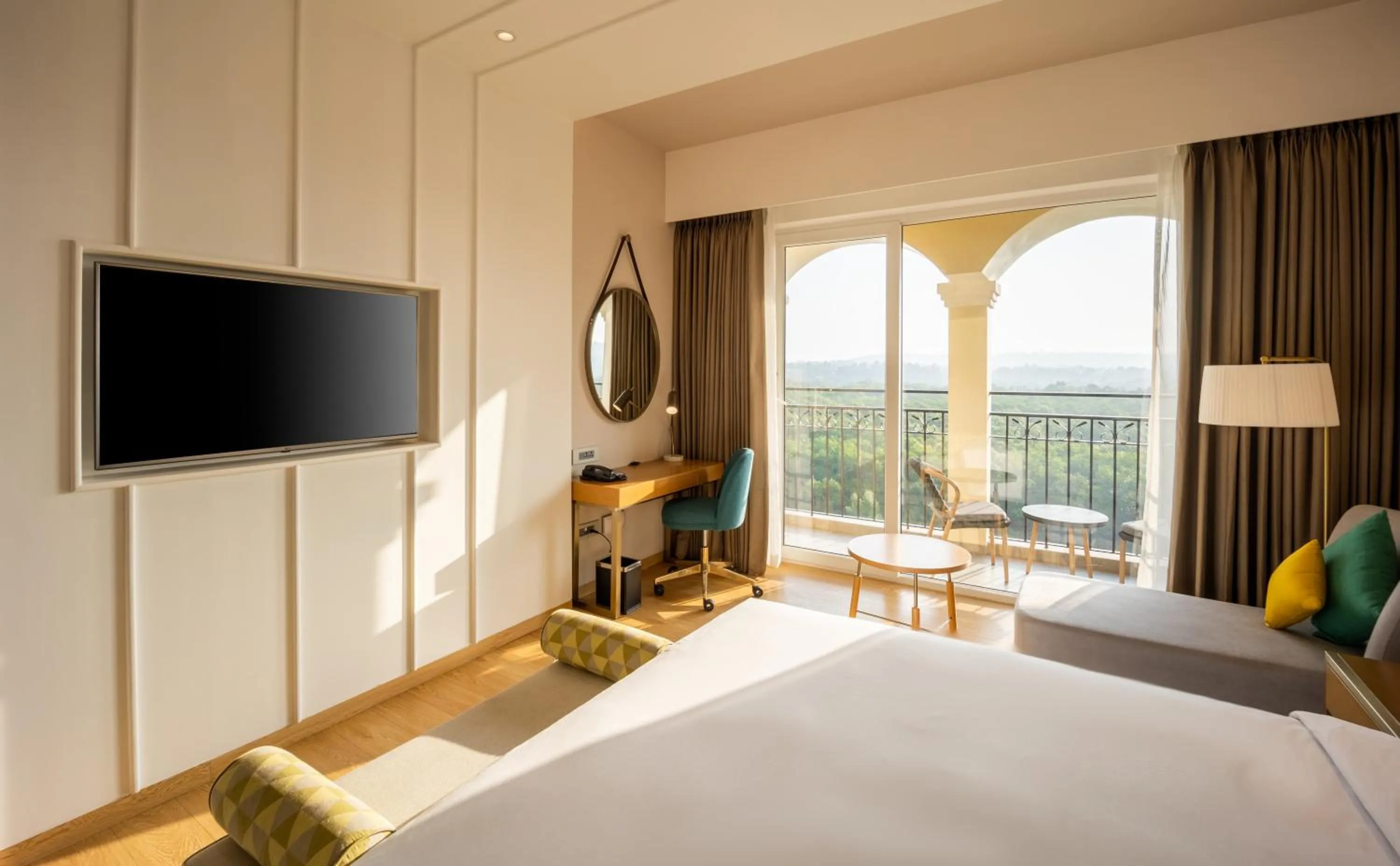 Photo of the whole room, Bed in Holiday Inn Goa Candolim