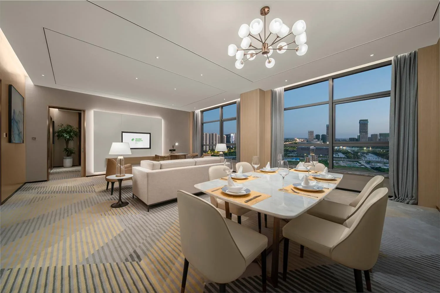 Dining area in Holiday Inn Fuyang by IHG