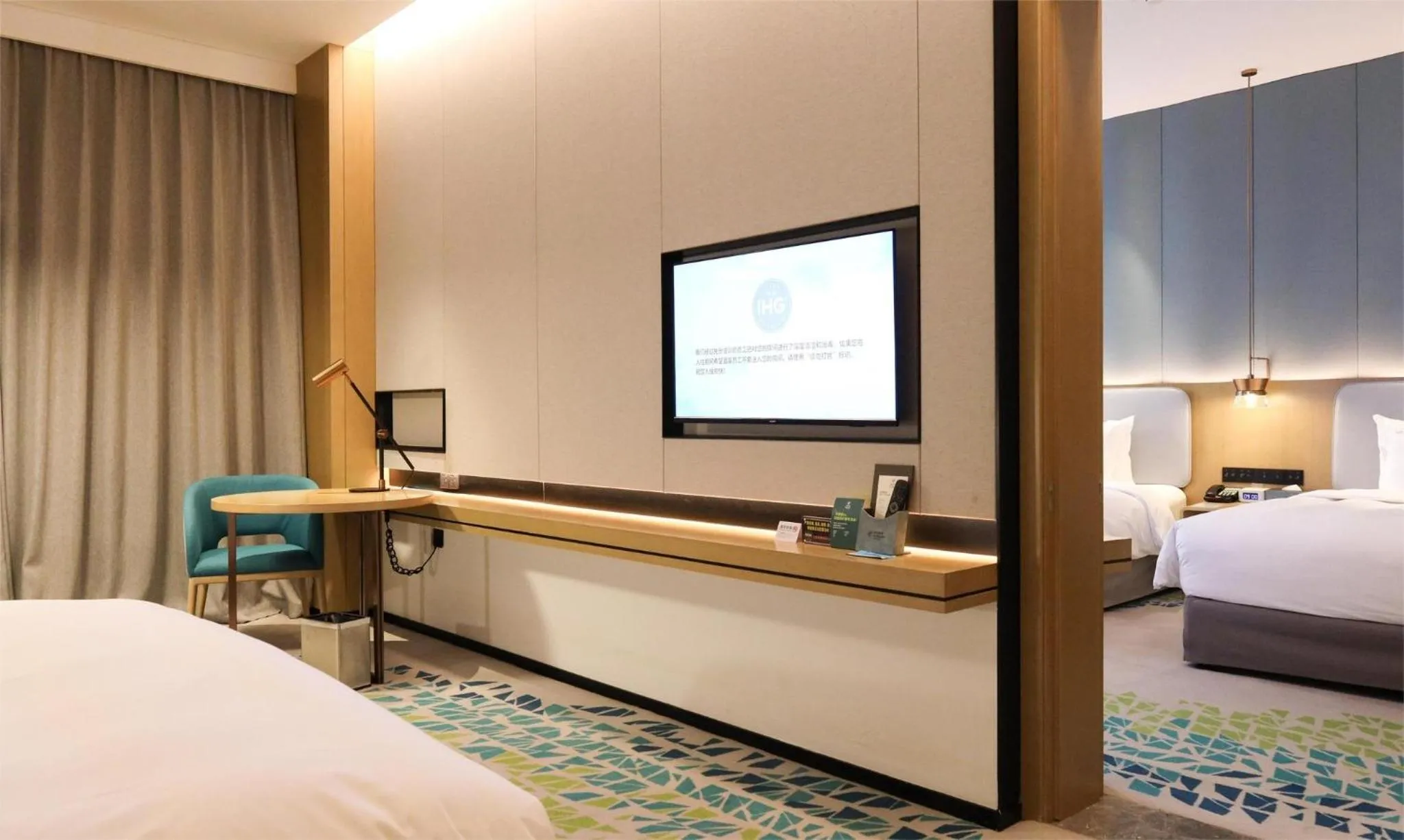 Photo of the whole room, Bed in Holiday Inn Fuyang by IHG