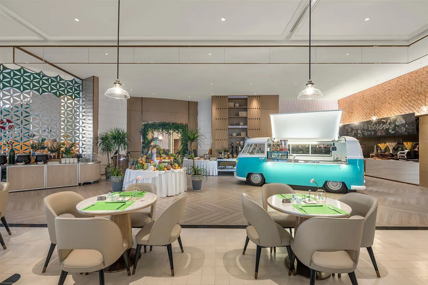 Restaurant/places to eat in Holiday Inn Fuyang by IHG