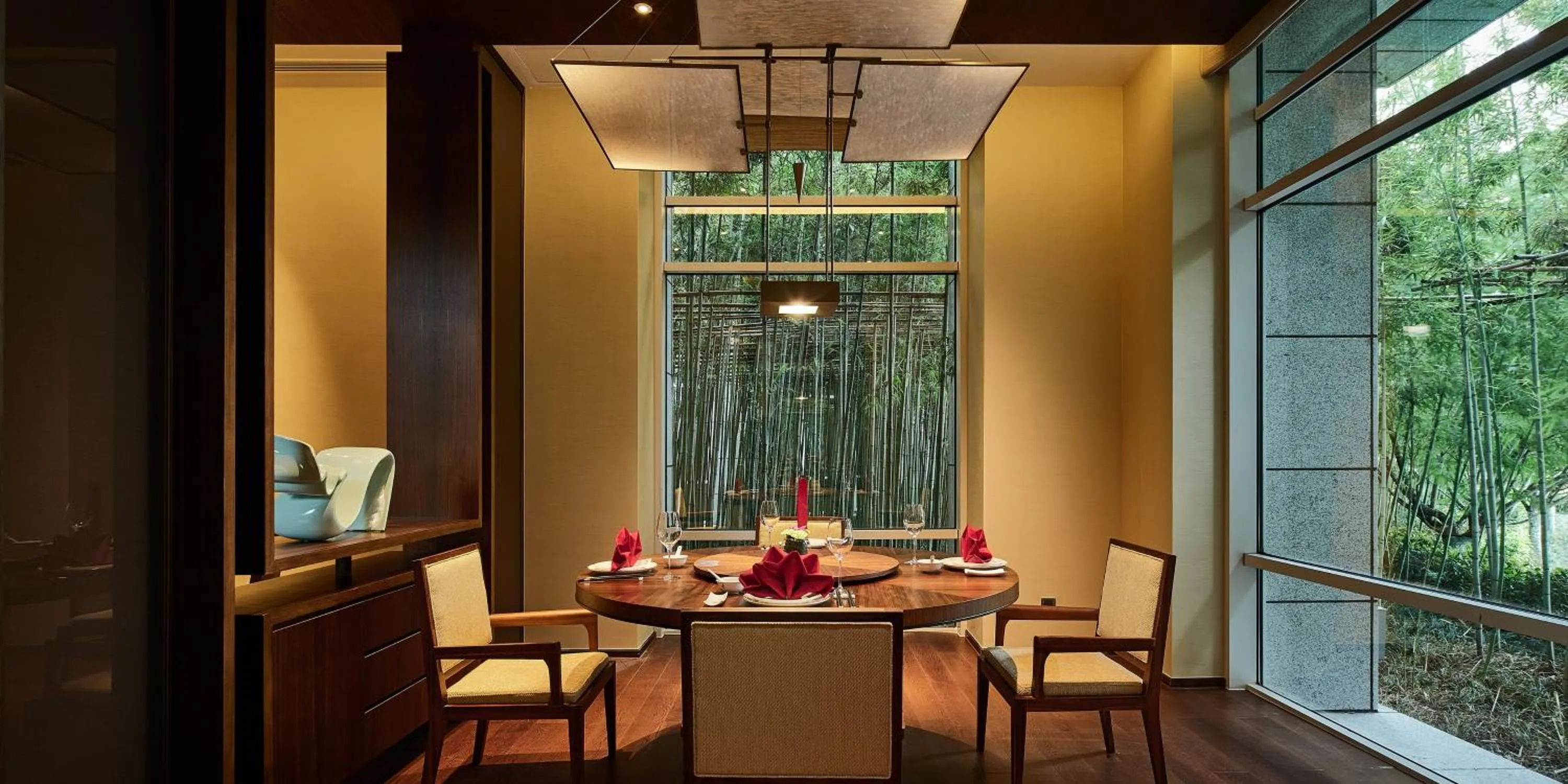 Restaurant/places to eat in HUALUXE Ningbo Harbor City