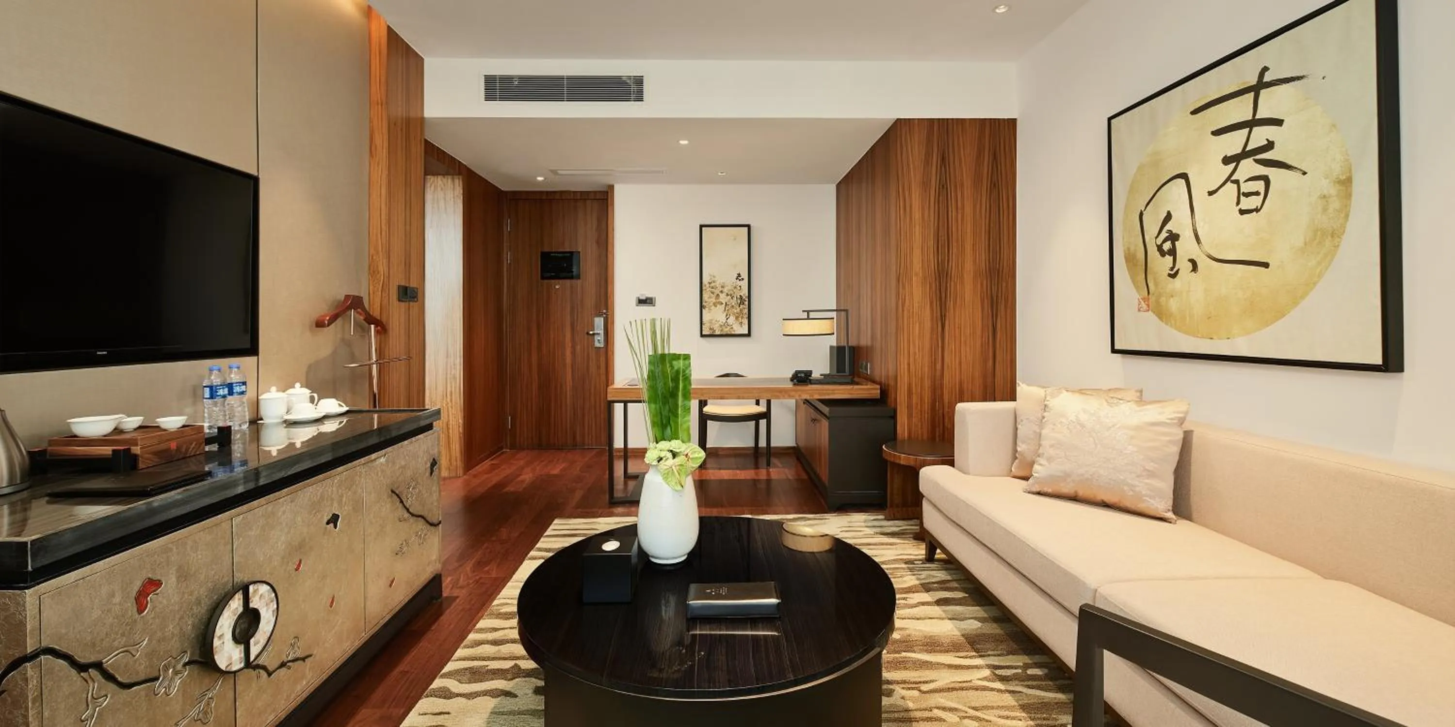 Bedroom in HUALUXE Ningbo Harbor City