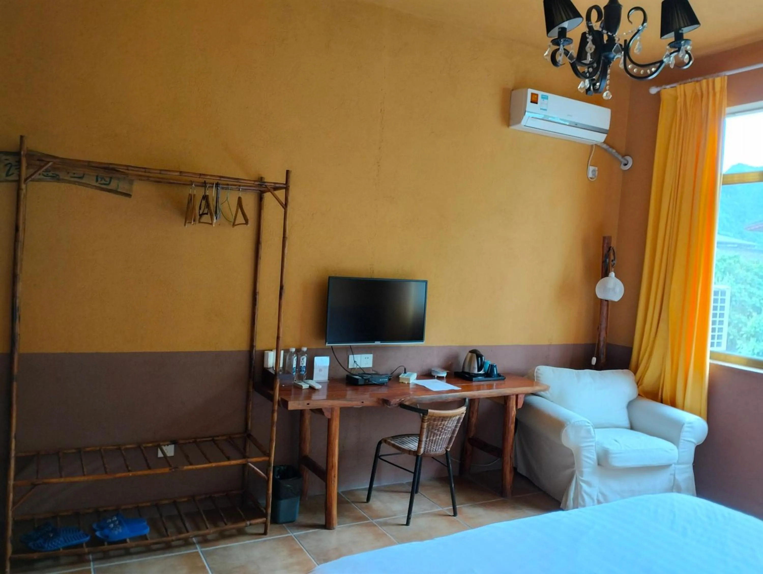 Photo of the whole room, Bed in YangShuo Eden Inn