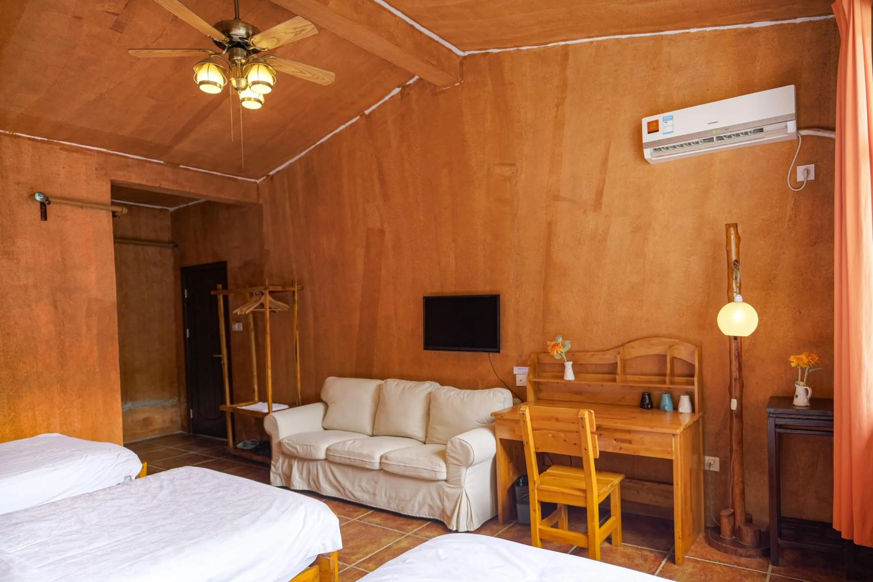 Decorative detail, Bed in YangShuo Eden Inn