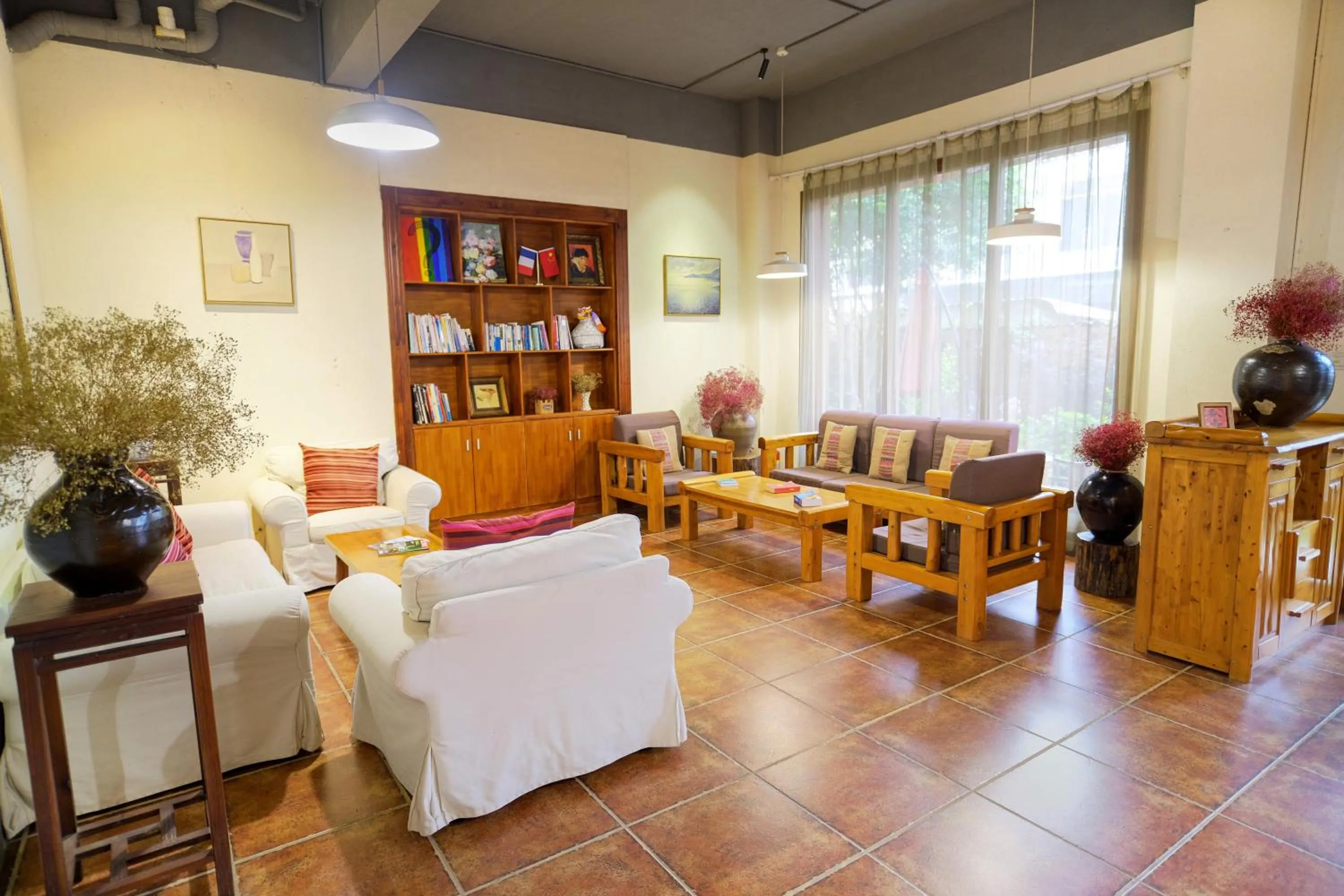 Communal lounge/ TV room in YangShuo Eden Inn