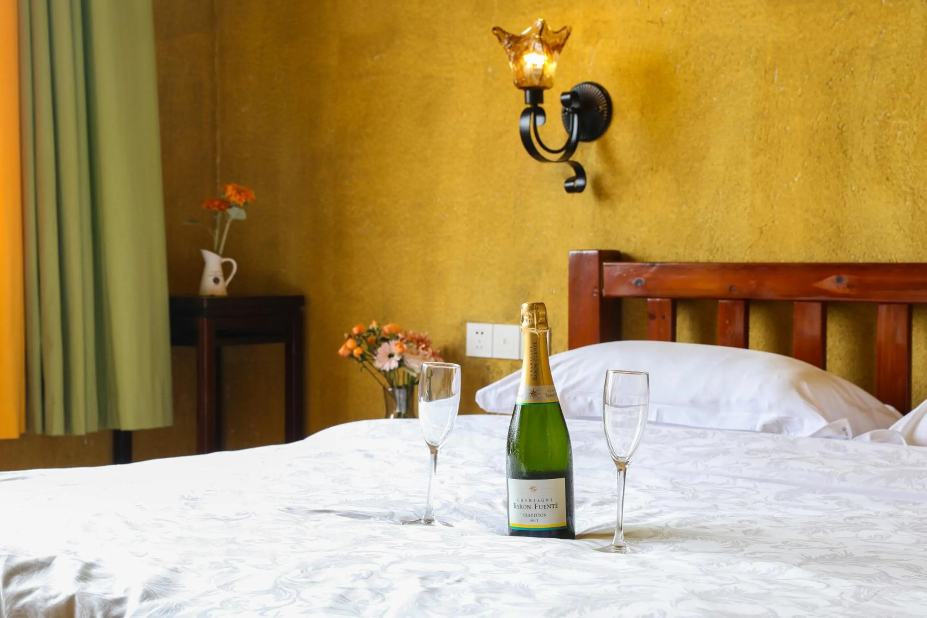 On site, Bed in YangShuo Eden Inn