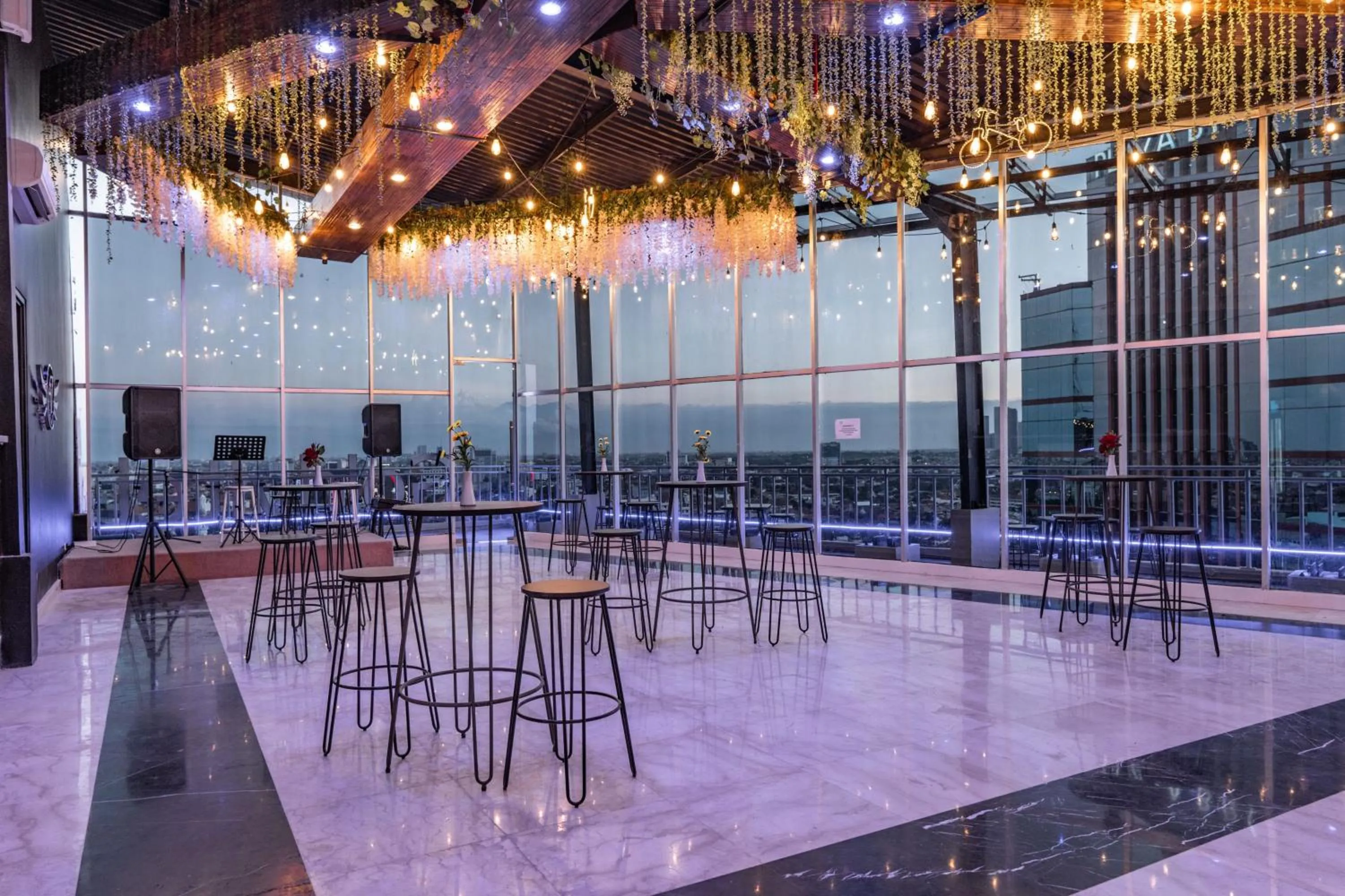 Lounge or bar in Goldvitel Hotel Surabaya