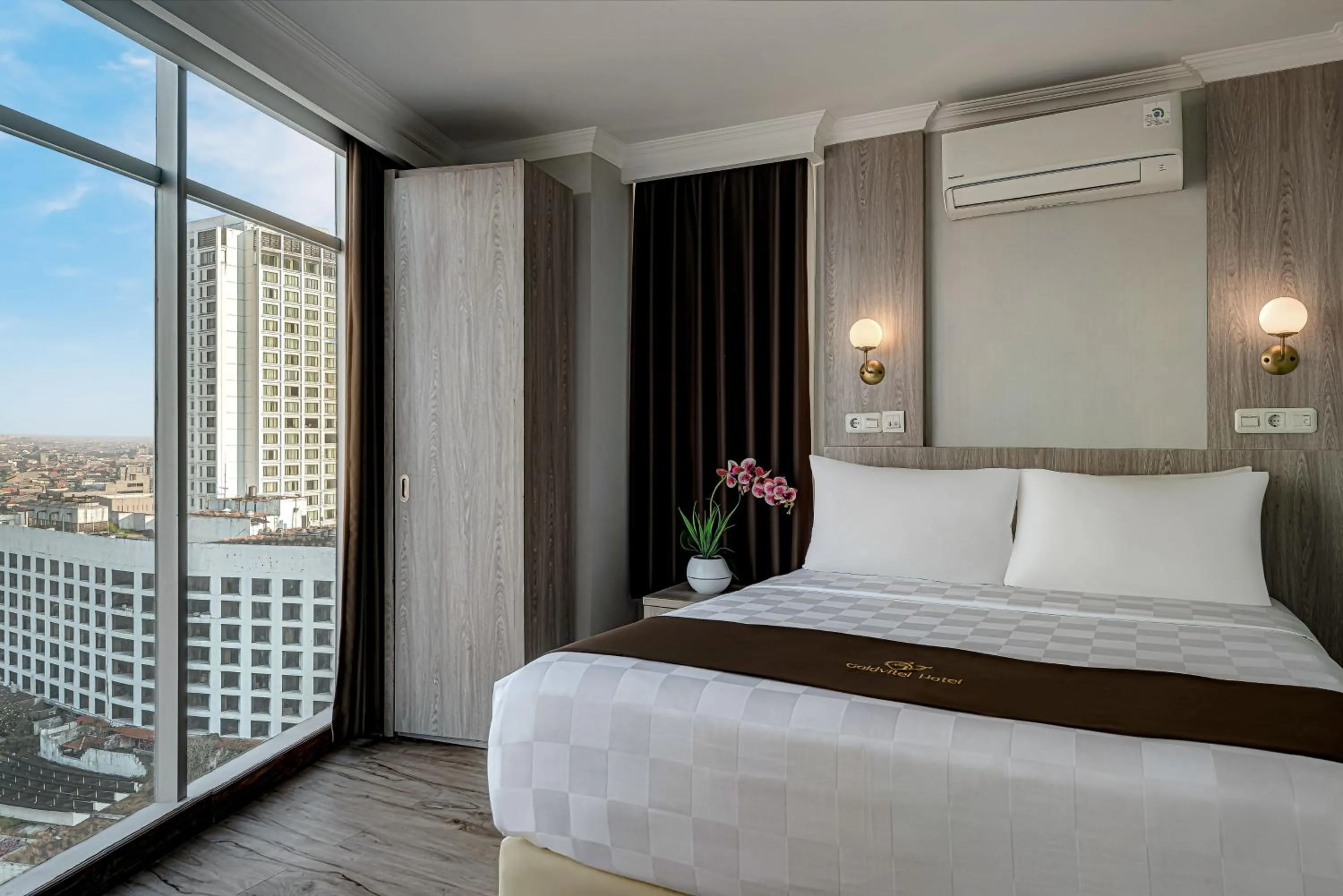 Bed in Goldvitel Hotel Surabaya