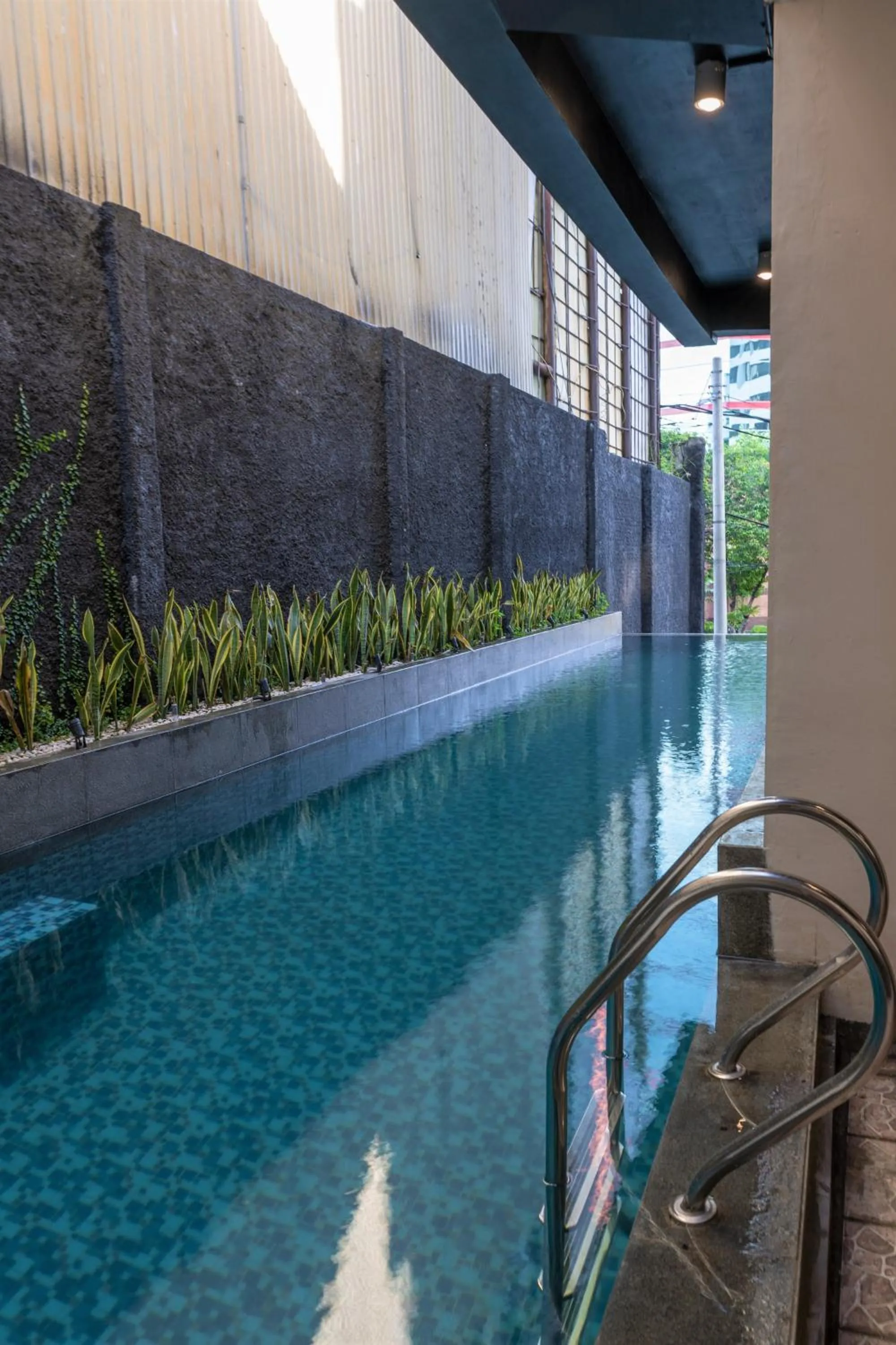 Swimming pool in Goldvitel Hotel Surabaya
