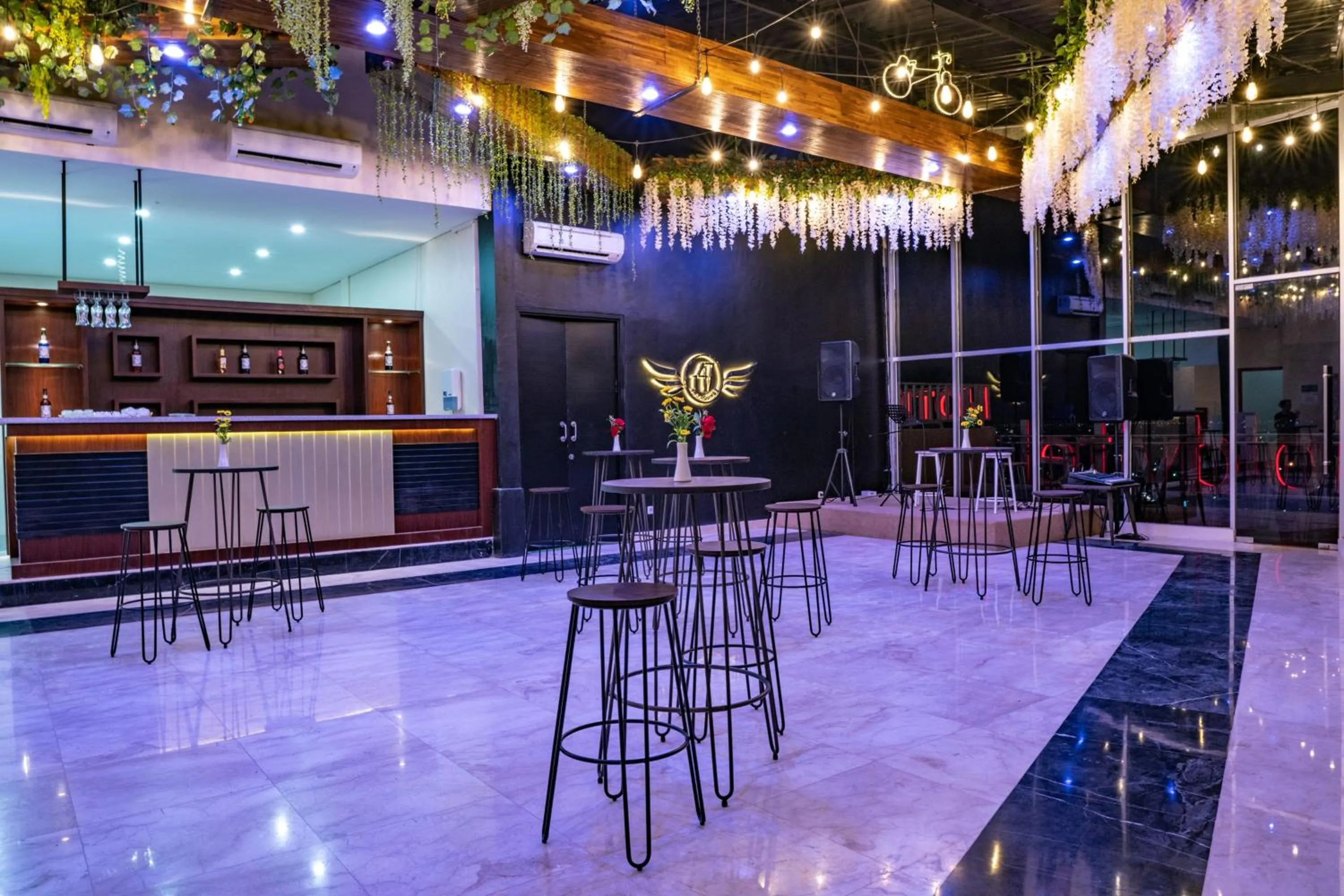 Lounge or bar in Goldvitel Hotel Surabaya