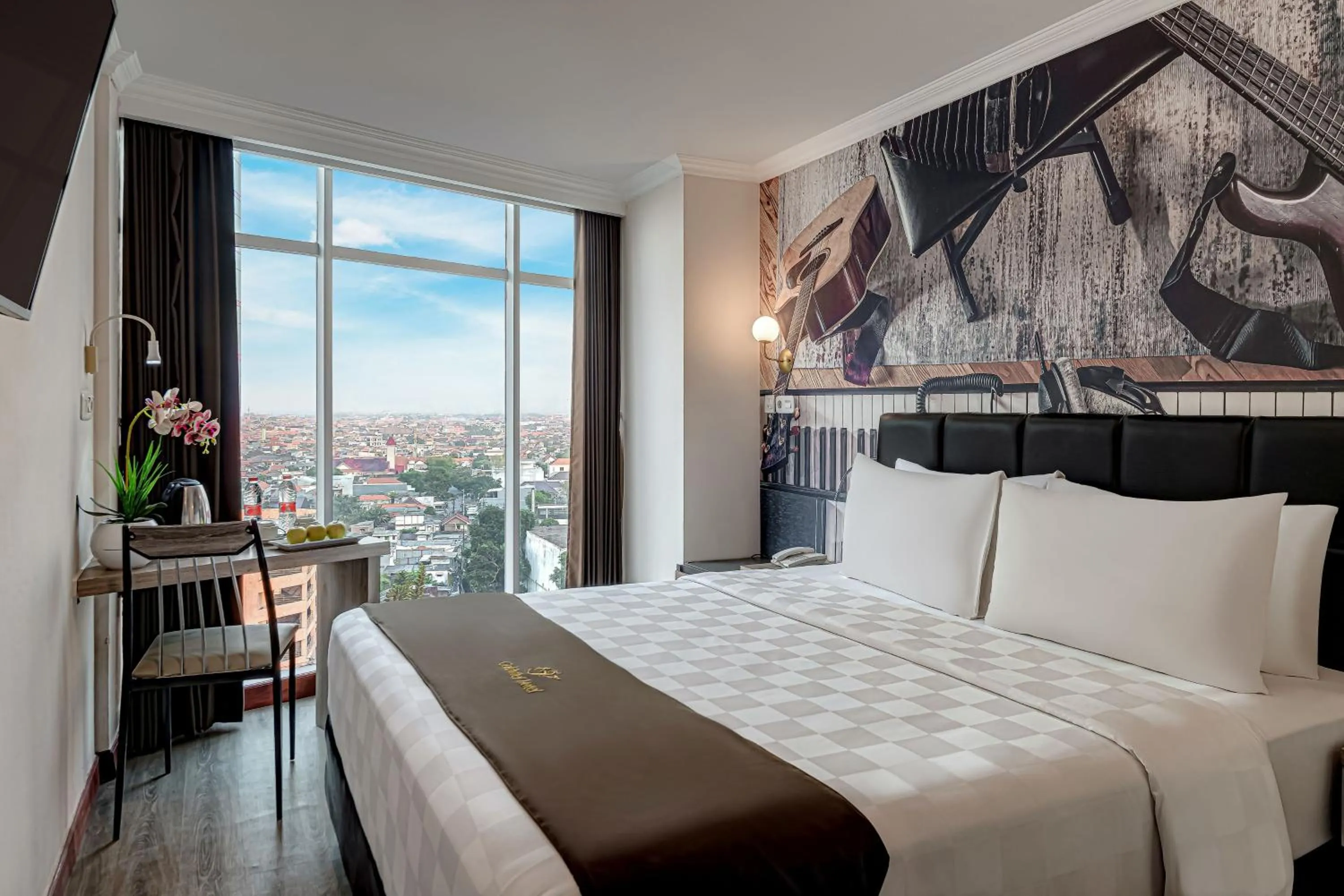 Bed in Goldvitel Hotel Surabaya