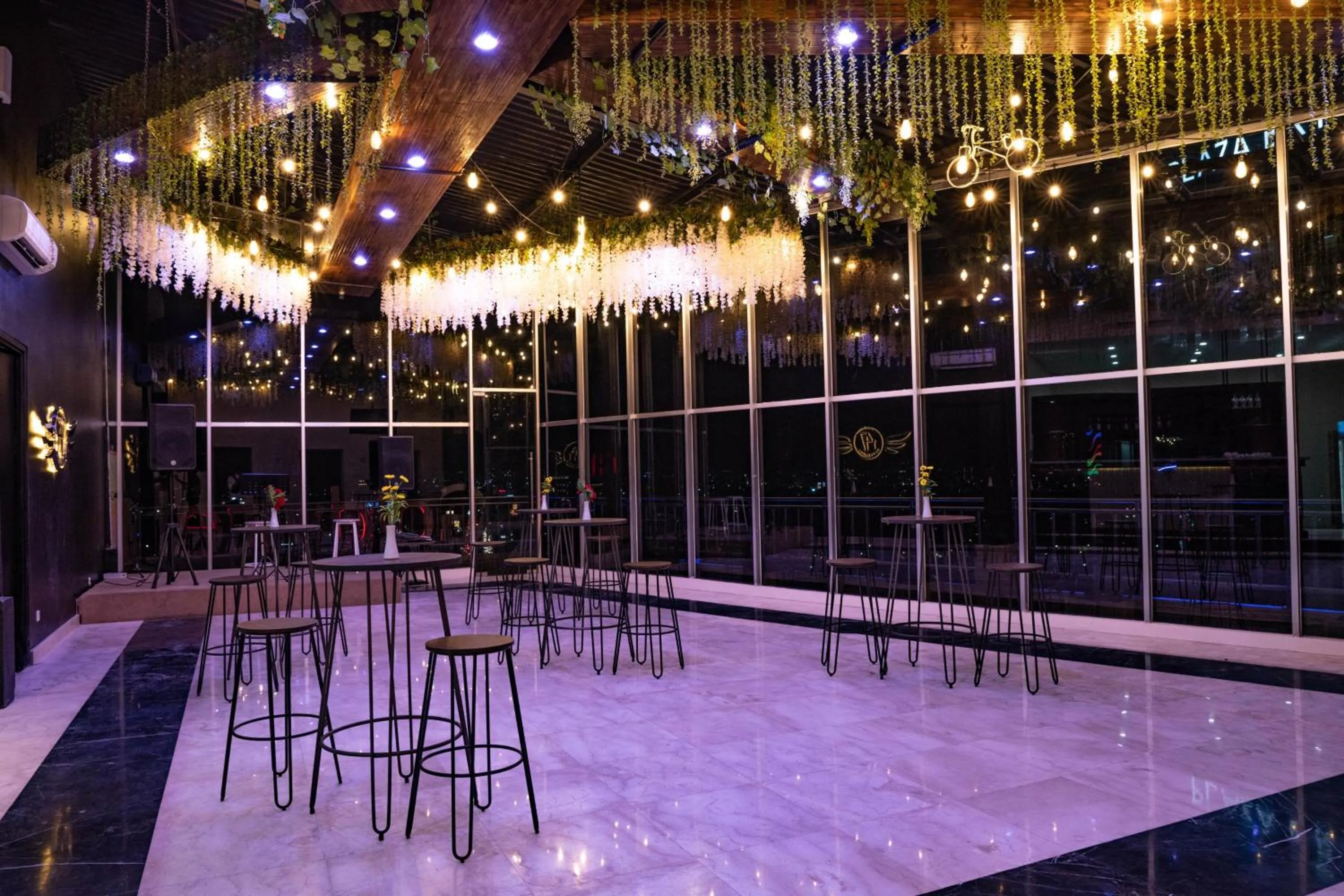 Lounge or bar in Goldvitel Hotel Surabaya