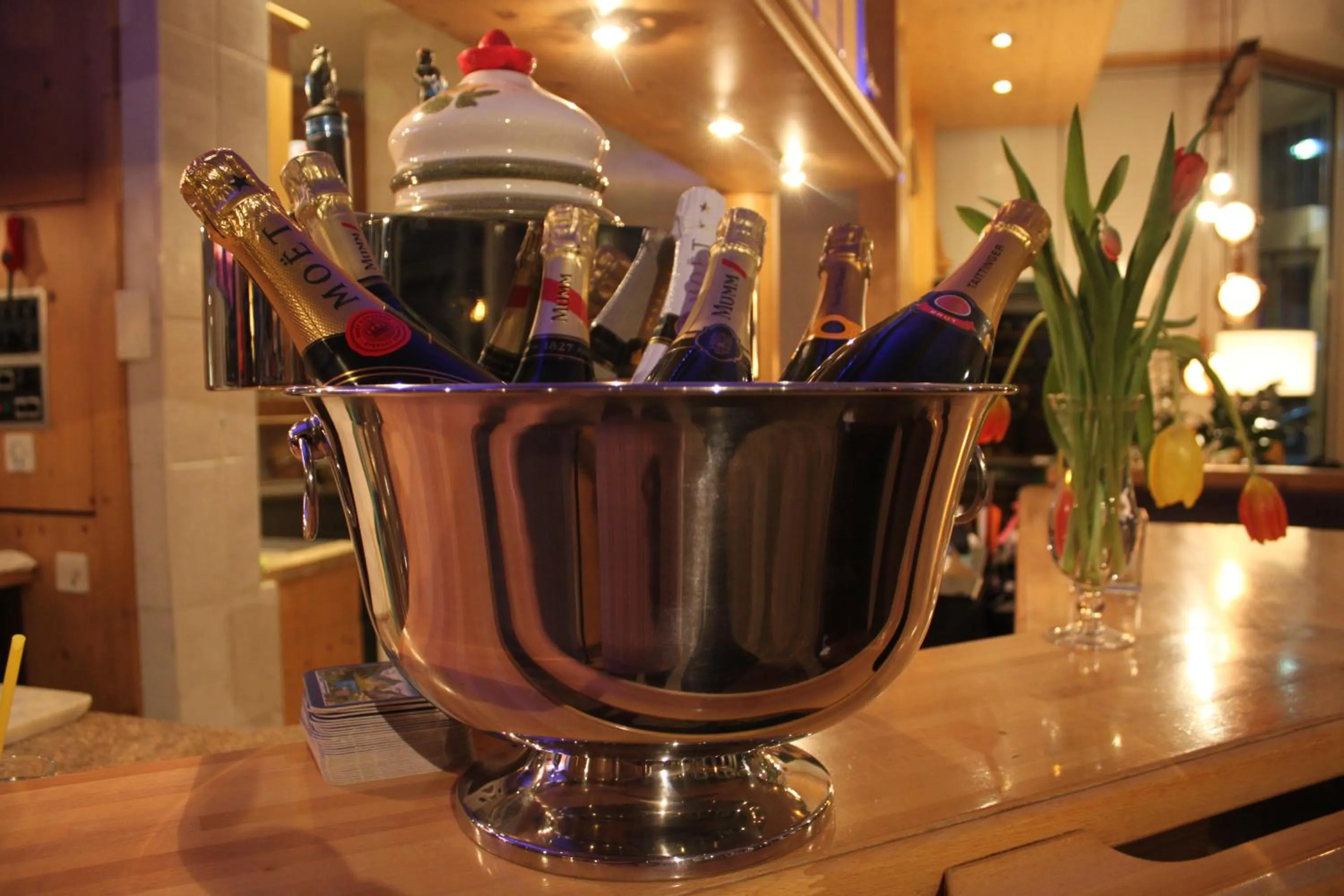 Restaurant/places to eat in Grichting Hotel & Serviced Apartments