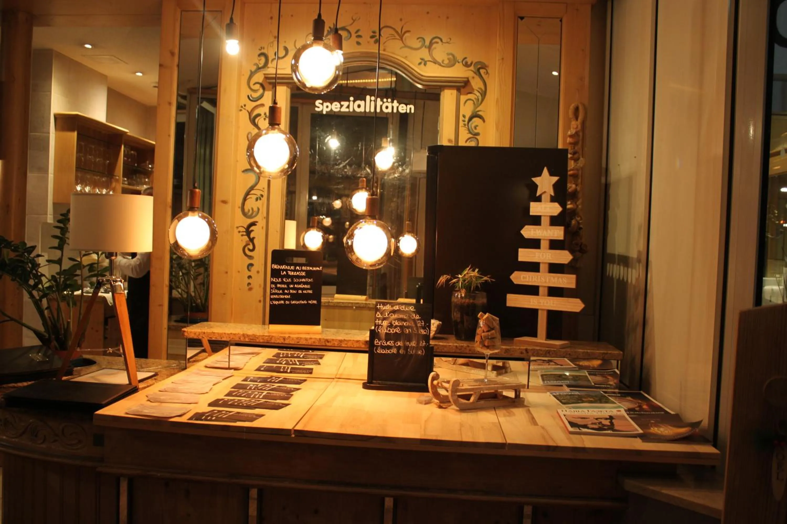 Restaurant/places to eat in Grichting Hotel & Serviced Apartments