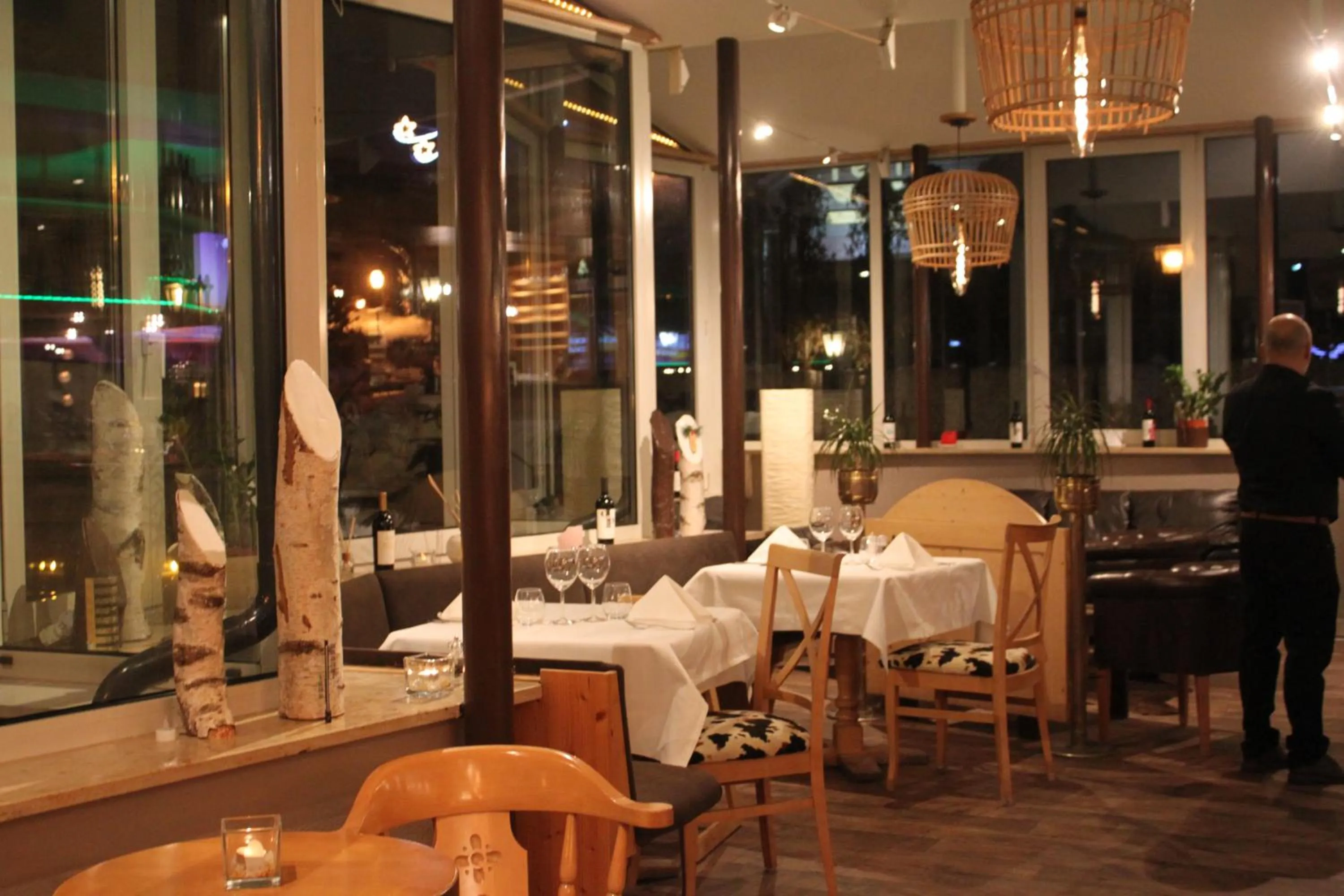 Restaurant/places to eat in Grichting Hotel & Serviced Apartments