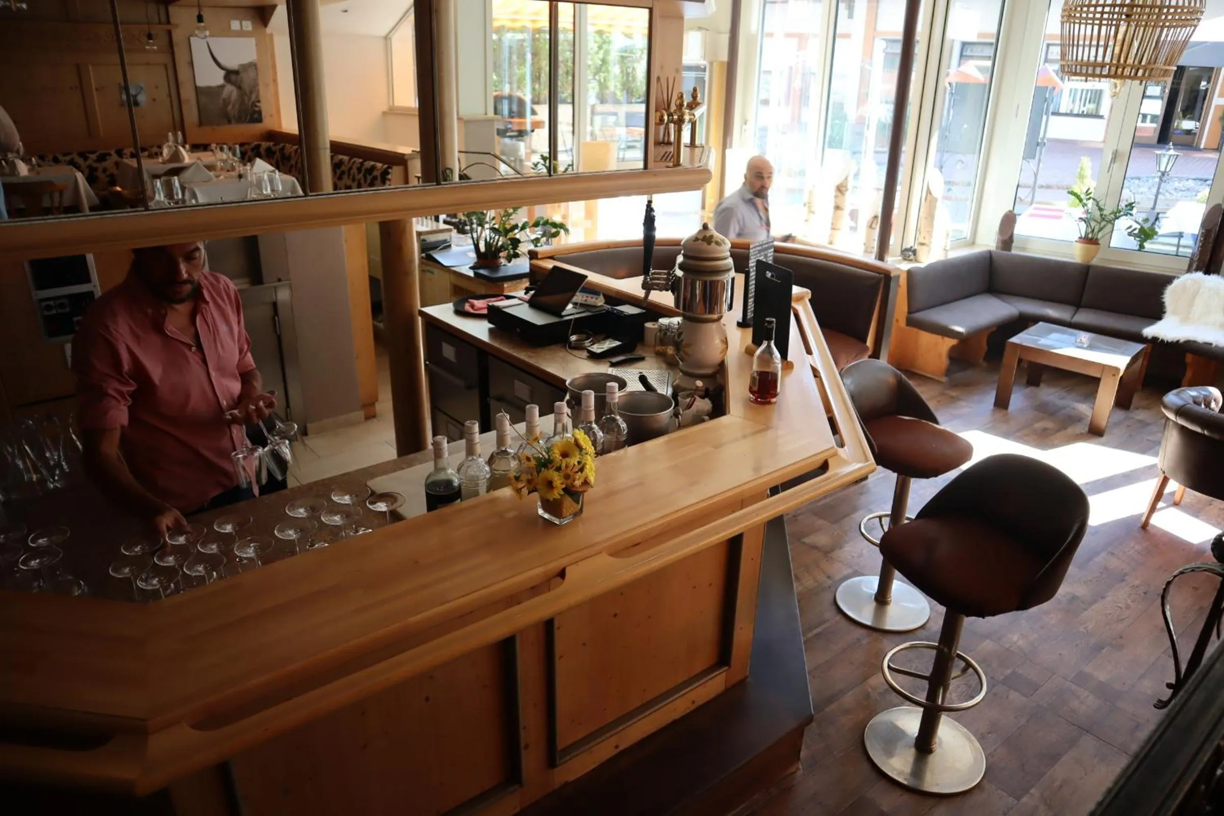 Restaurant/places to eat in Grichting Hotel & Serviced Apartments