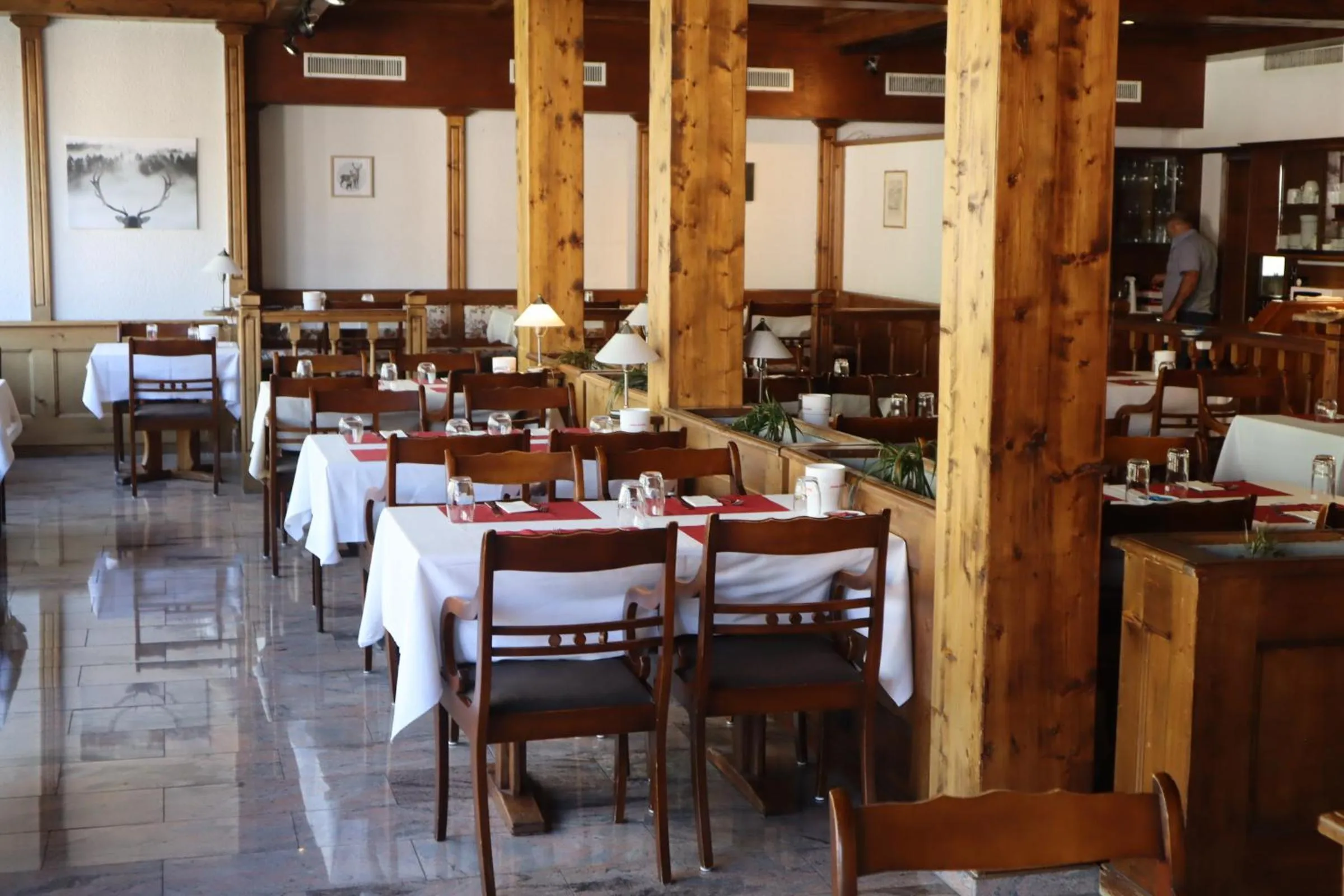 Restaurant/places to eat in Grichting Hotel & Serviced Apartments