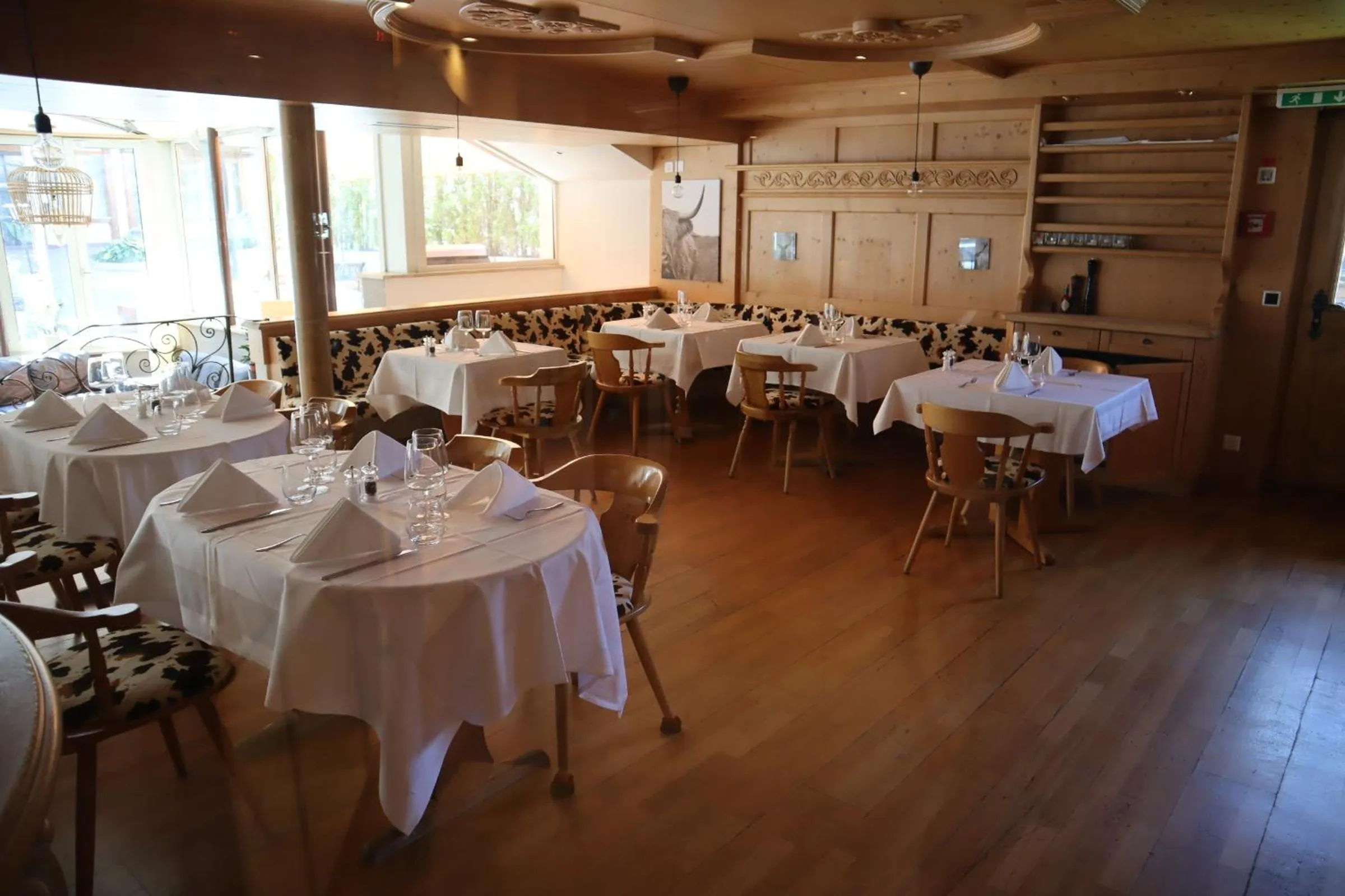 Restaurant/places to eat in Grichting Hotel & Serviced Apartments