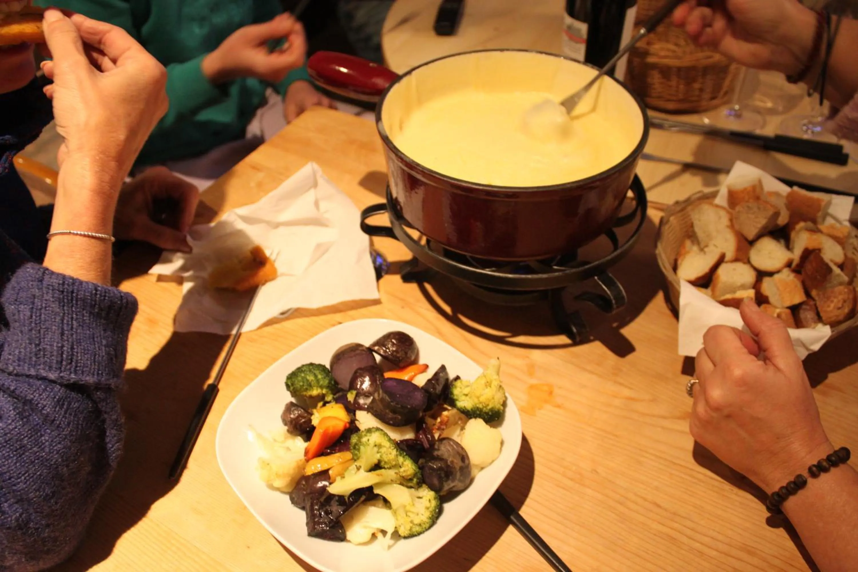 Restaurant/places to eat in Grichting Hotel & Serviced Apartments