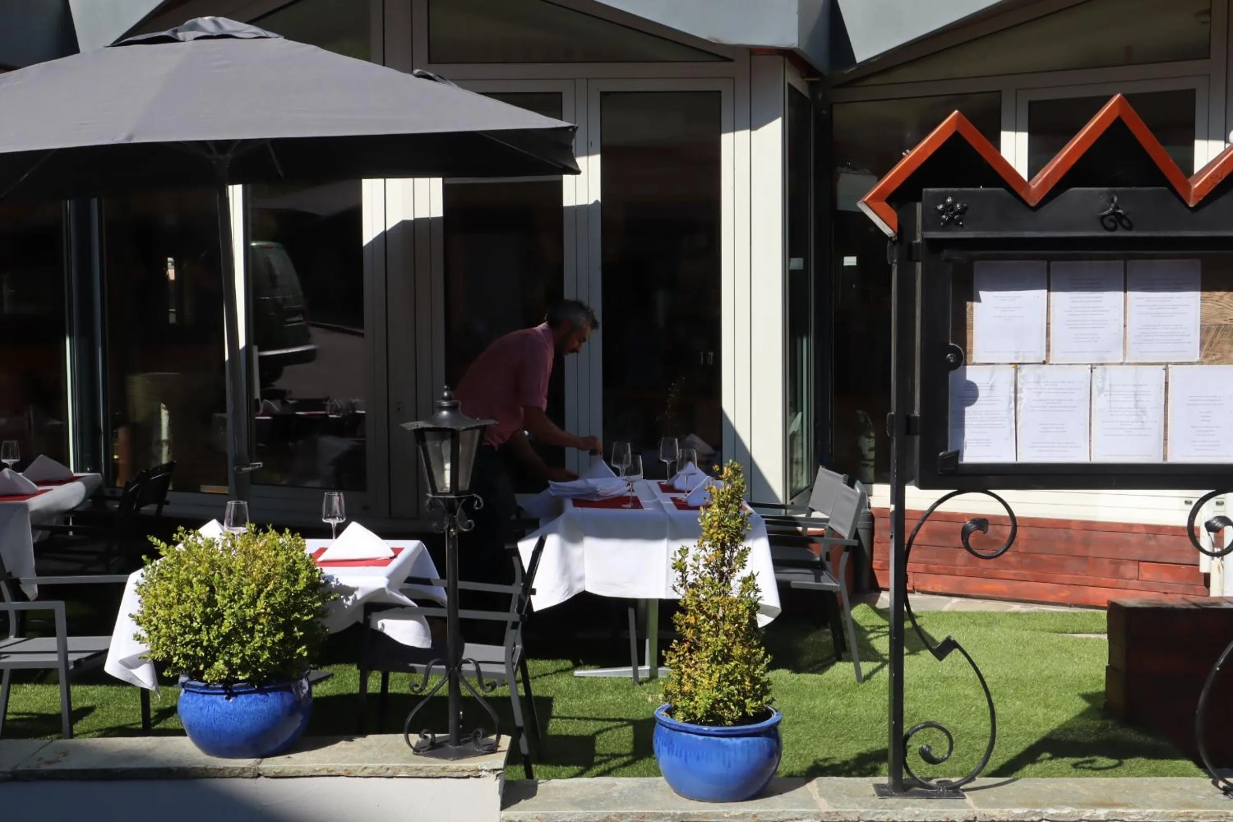 Restaurant/places to eat in Grichting Hotel & Serviced Apartments