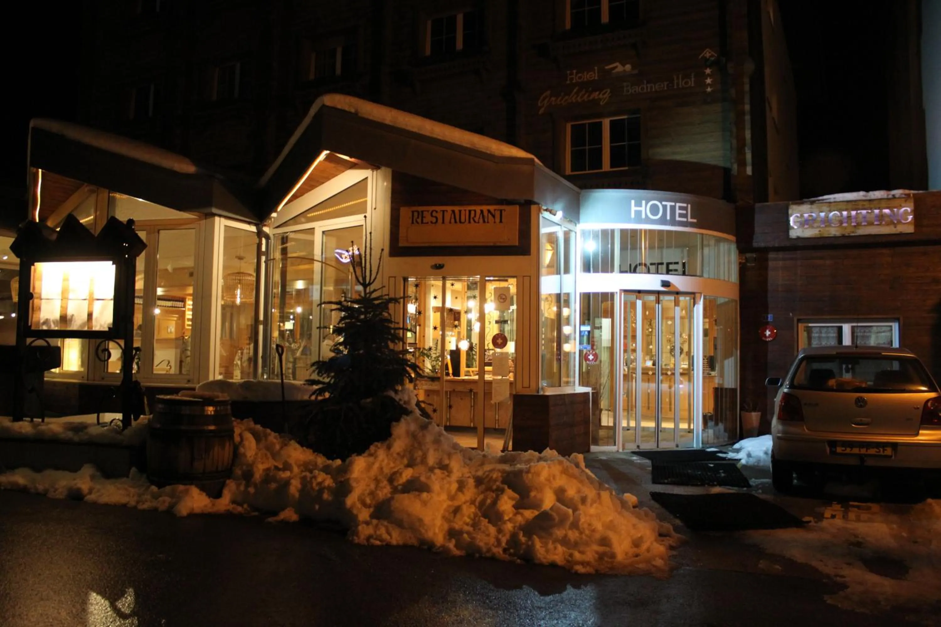 Restaurant/places to eat in Grichting Hotel & Serviced Apartments