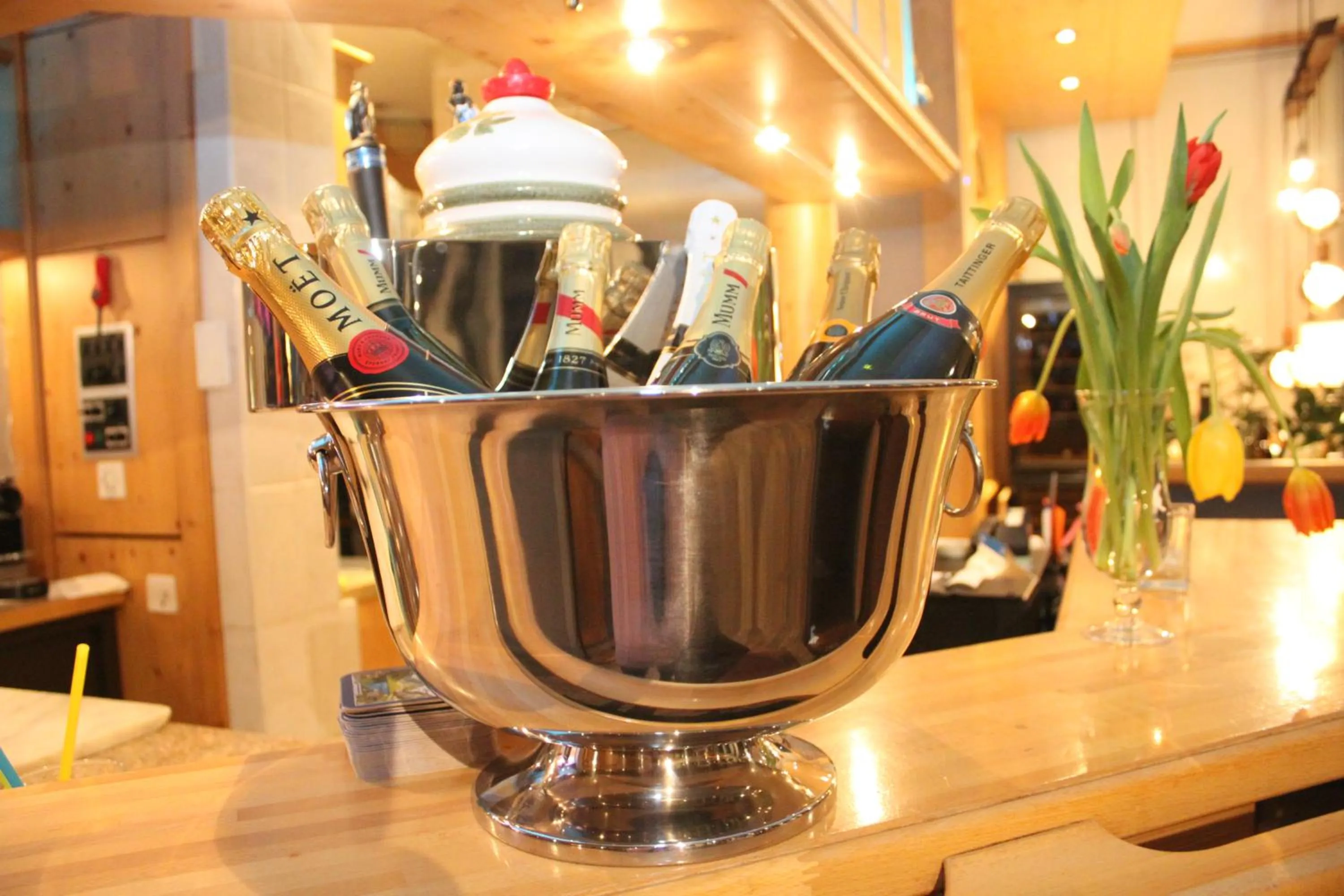 Restaurant/places to eat in Grichting Hotel & Serviced Apartments