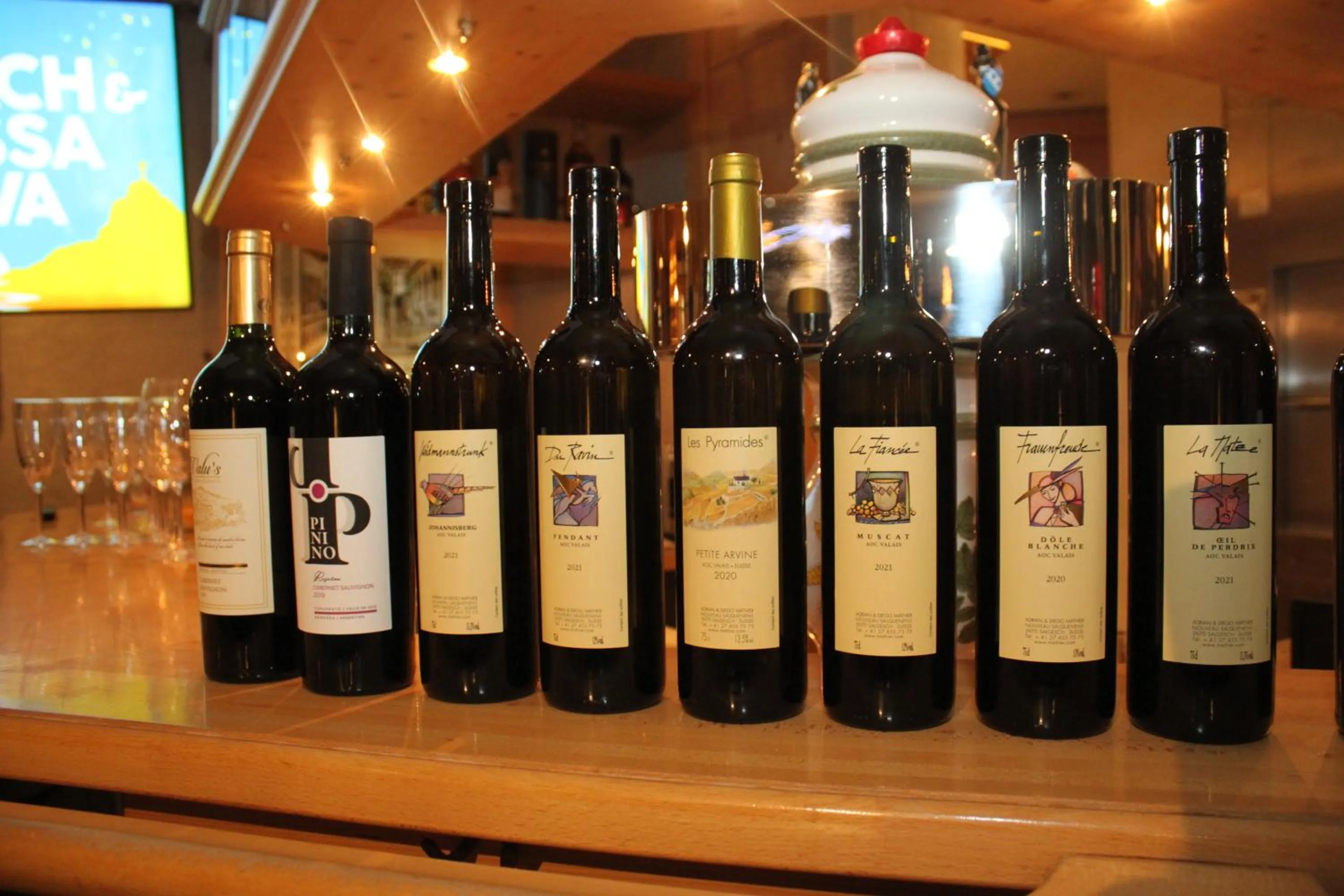 Restaurant/places to eat in Grichting Hotel & Serviced Apartments