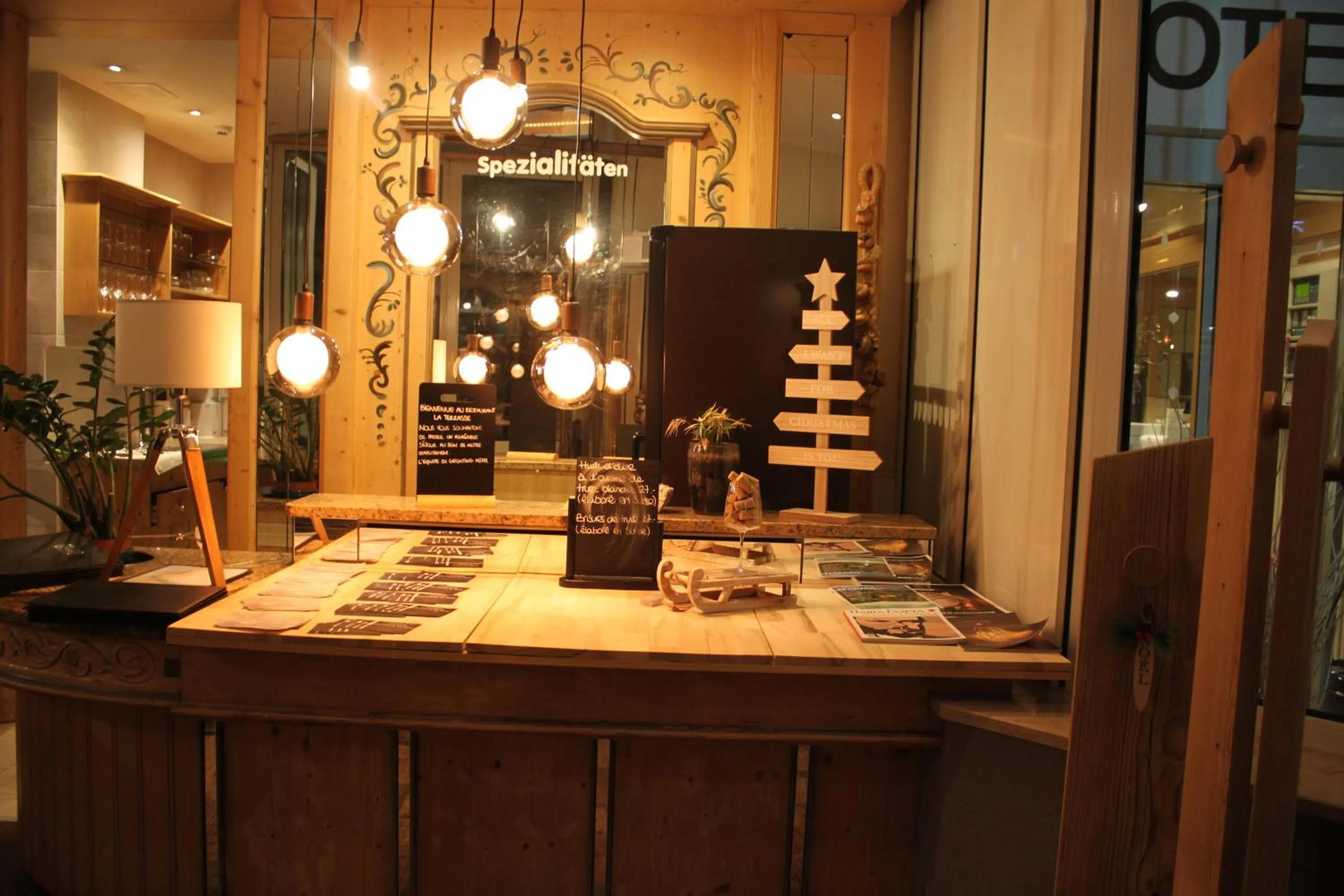 Restaurant/places to eat in Grichting Hotel & Serviced Apartments