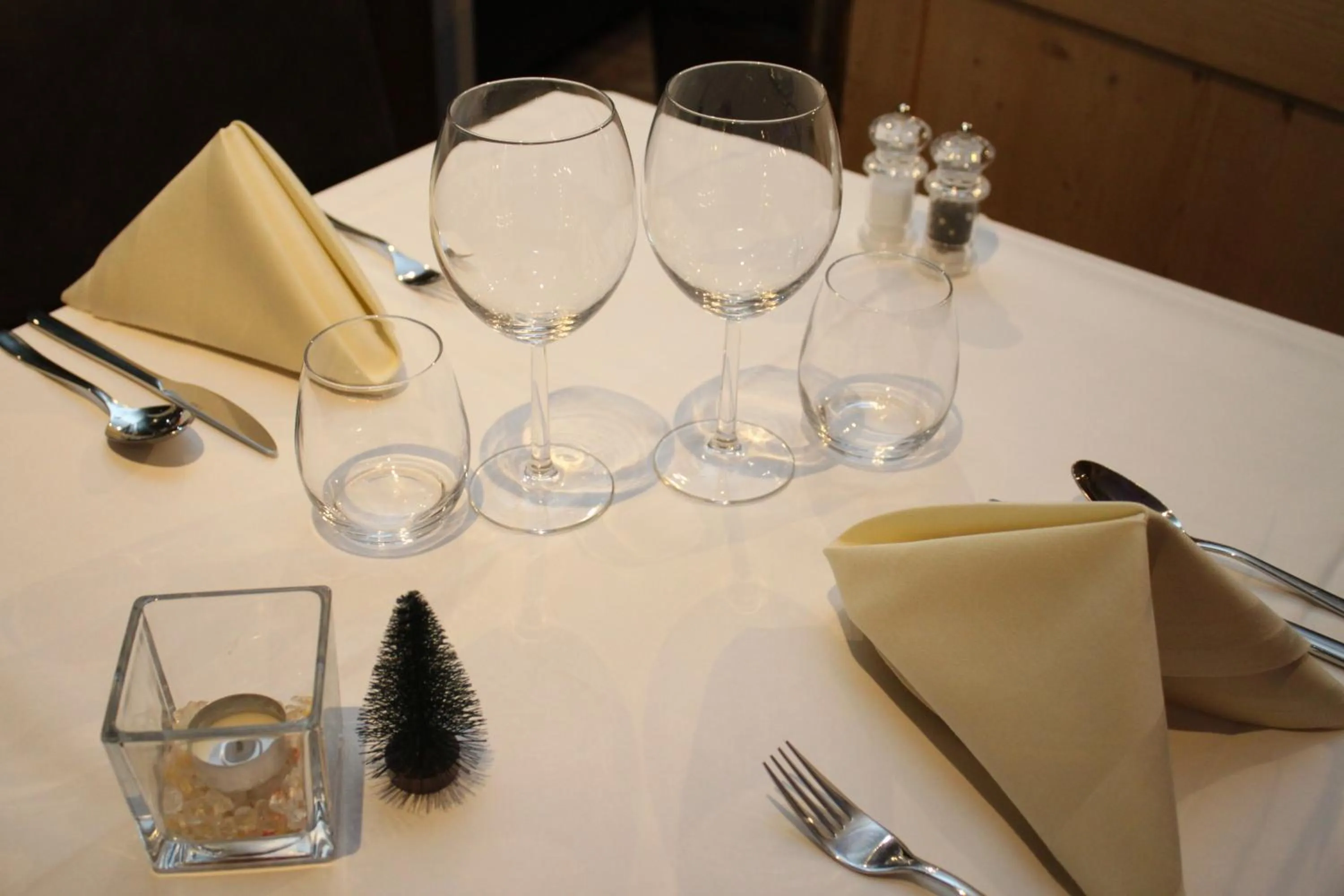 Restaurant/places to eat in Grichting Hotel & Serviced Apartments