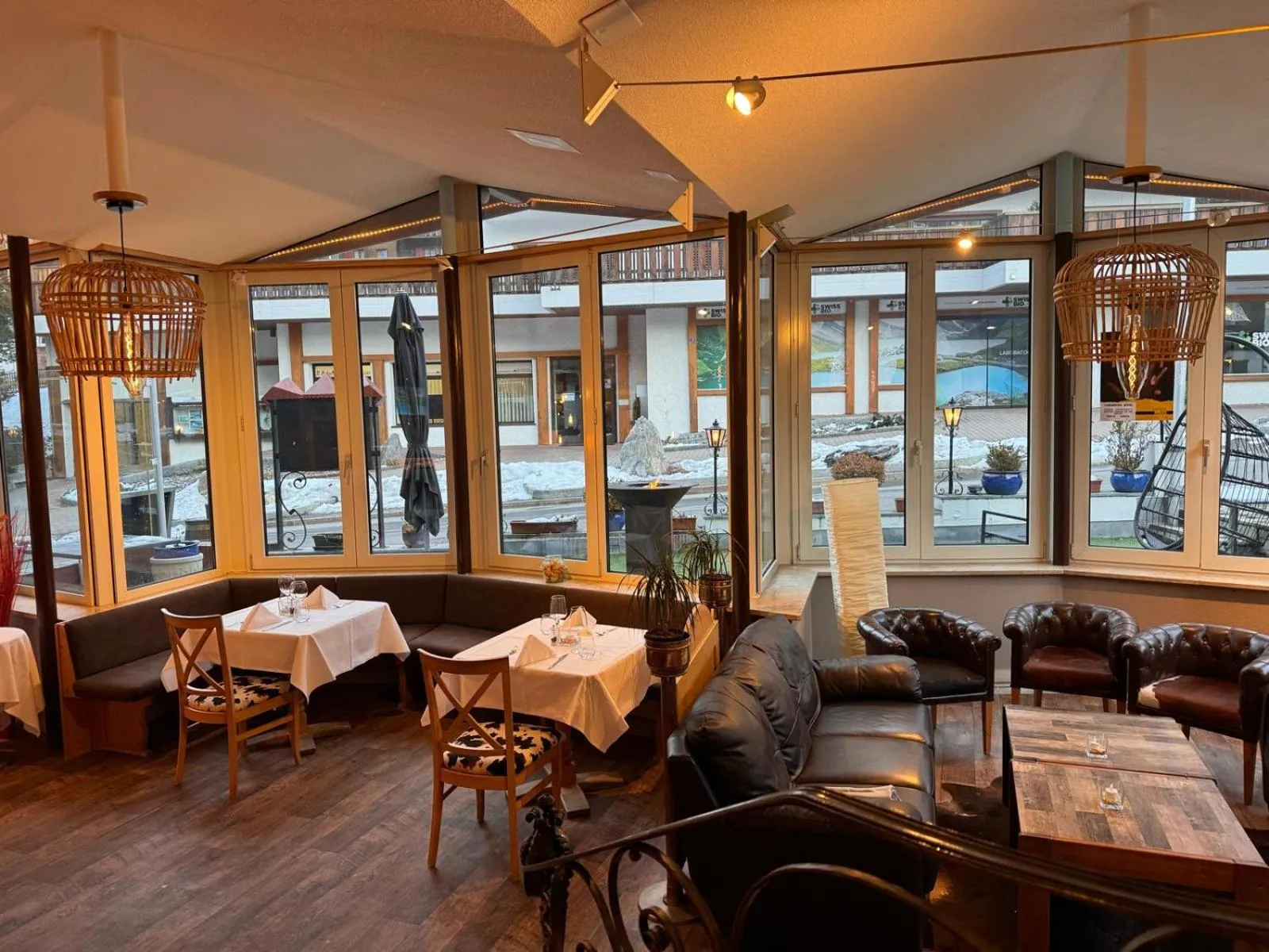 Restaurant/places to eat in Grichting Hotel & Serviced Apartments