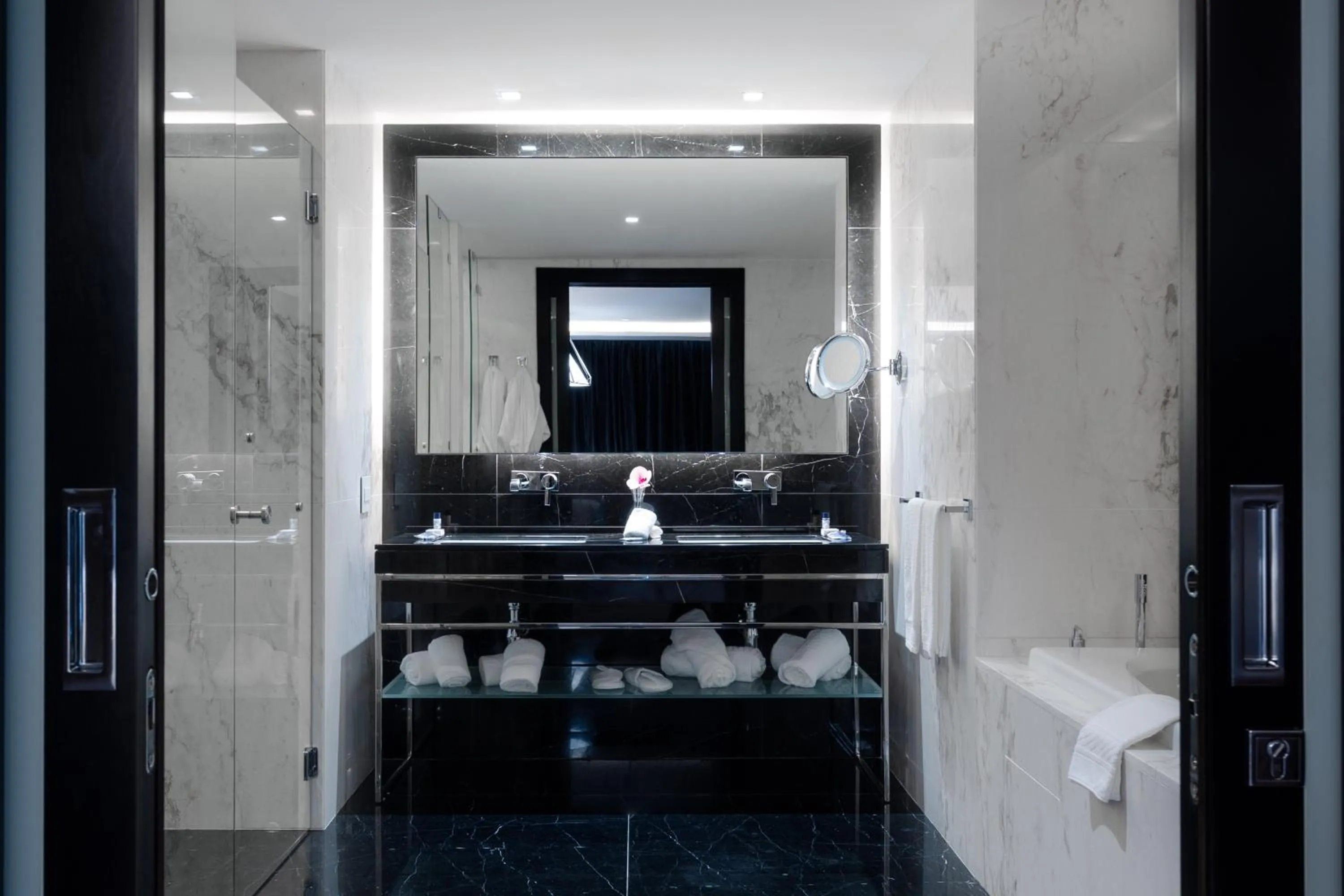 Photo of the whole room in InterContinental Luanda Miramar by IHG