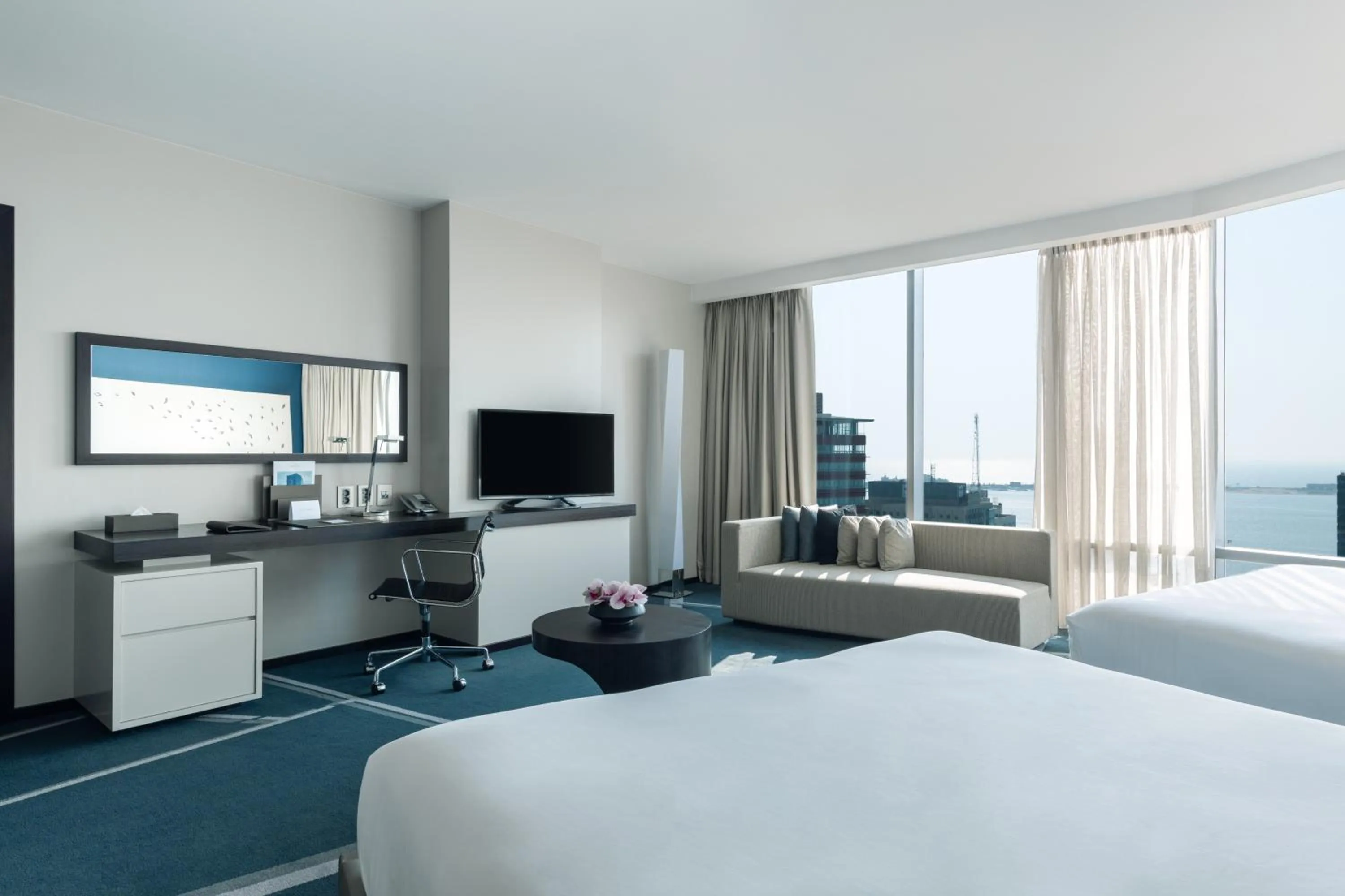 View (from property/room), Bed in InterContinental Luanda Miramar by IHG