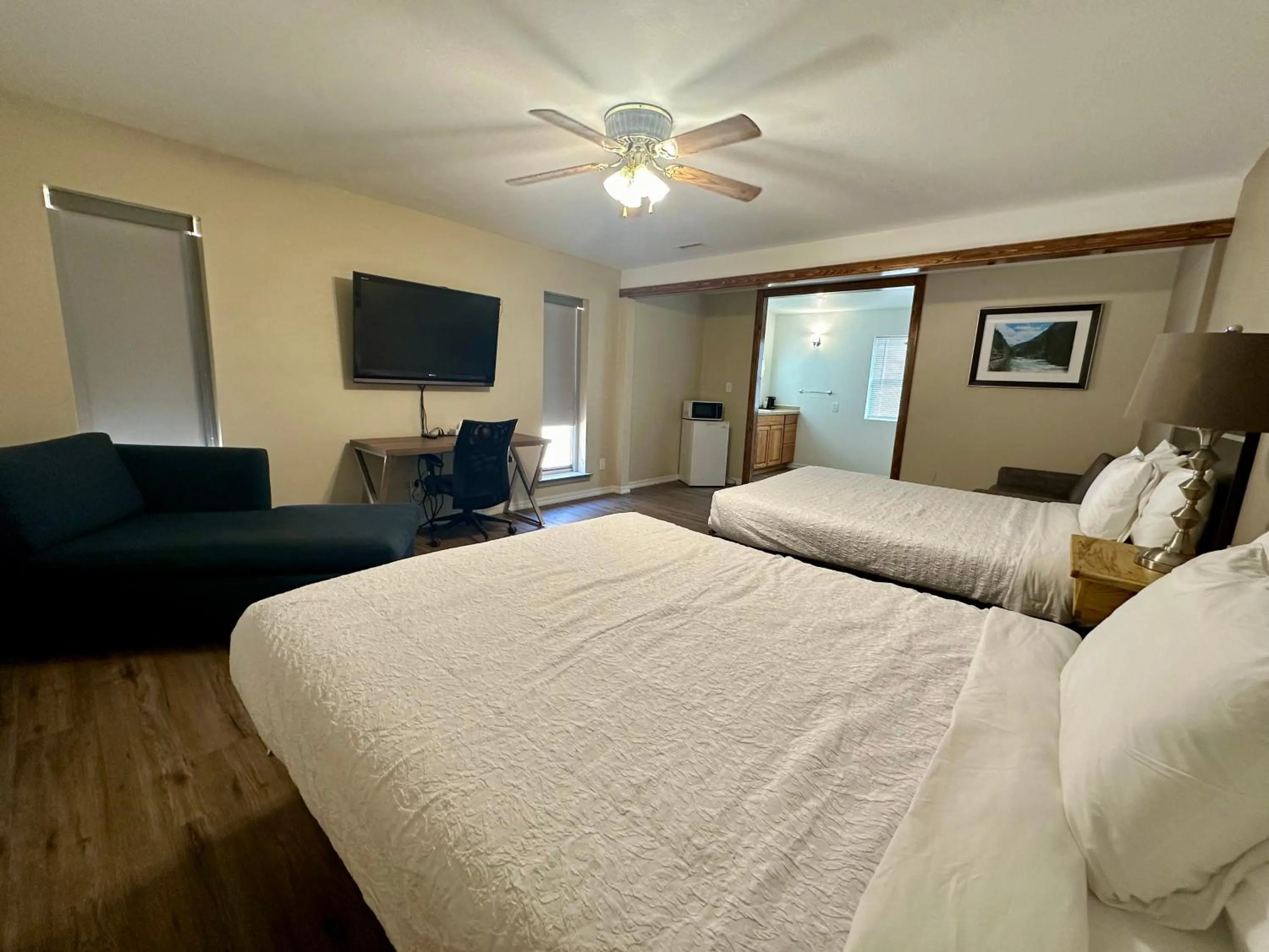 Photo of the whole room, Bed in Wapiti Lodge